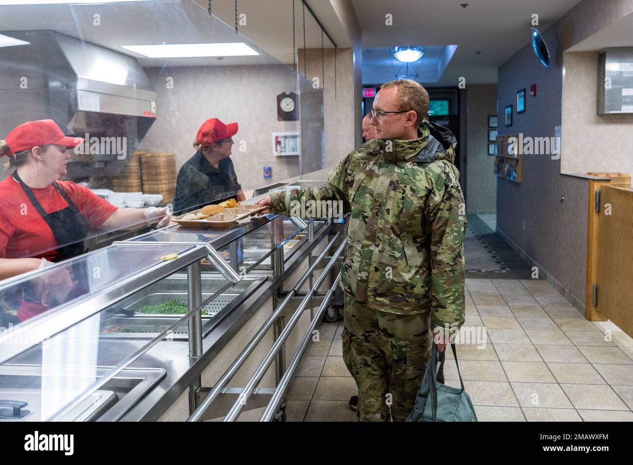 USA Air Force Airmen essen im Dining Facility (DFAC) während der Agile Rage 22 im Alpena Combat Readiness Training Center in Alpena, Michigan, am 6. Juni 2022 zu Mittag. Agile Rage 22 ist eine vom National Guard Bureau geleitete Übung, die realistische Trainingsmöglichkeiten bietet und aktuelle und zukünftige Kampfumgebungen nachahmt, die von der National Defense Strategy diktiert werden. Stockfoto