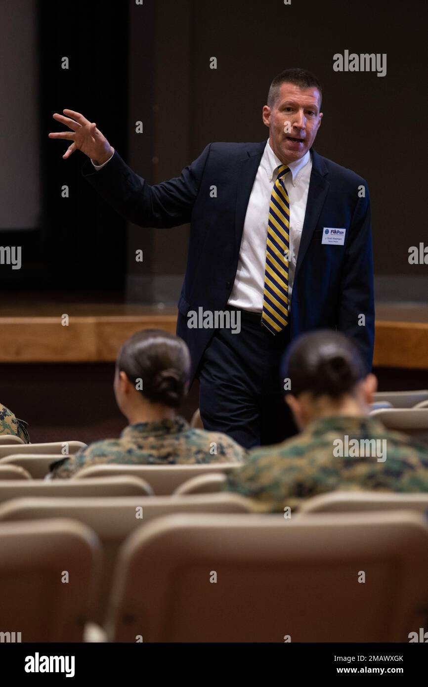 Scott Wiedmann, der stellvertretende Direktor des Federal Voting Assistance Program, spricht mit US-Marines und Seeleuten während eines Workshops für Voting Assistance Officer im Pendleton Theater and Training Center im Marine Corps Base Camp Pendleton, Kalifornien, 7. Juni 2022. Das Programm zur Unterstützung der Stimmabgabe soll sicherstellen, dass Mitglieder des Dienstes, ihre berechtigten Familienmitglieder und ausländische Bürger über die Instrumente, Ressourcen und ihr Wahlrecht von überall auf der Welt informiert sind. Camp Pendleton,FVAP,Marines,Stimme,Wählerunterstützung, Stockfoto