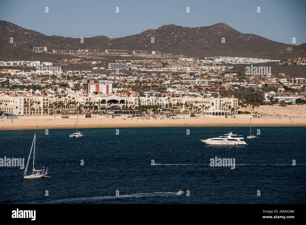 Landschaft von Cabo San Lucas von oben, einschließlich Strand, Boote und Hügel dahinter, mexikanische Riviera, Mexiko Stockfoto