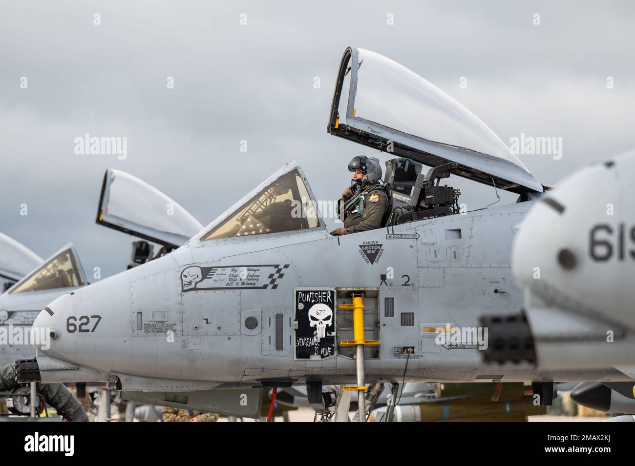 Piloten der 190. Fighter Squadron, Idaho Air National Guard, bereiten sich auf den Start vom Alpena Combat Readiness Training Center in Michigan vor, 7. Juni 2022 während der Agile Rage 22 Übung. Agile Rage ’22 bietet realistische Trainingsmöglichkeiten und imitiert aktuelle und zukünftige Kampfumgebungen, die von der National Defense Strategy diktiert werden. Stockfoto