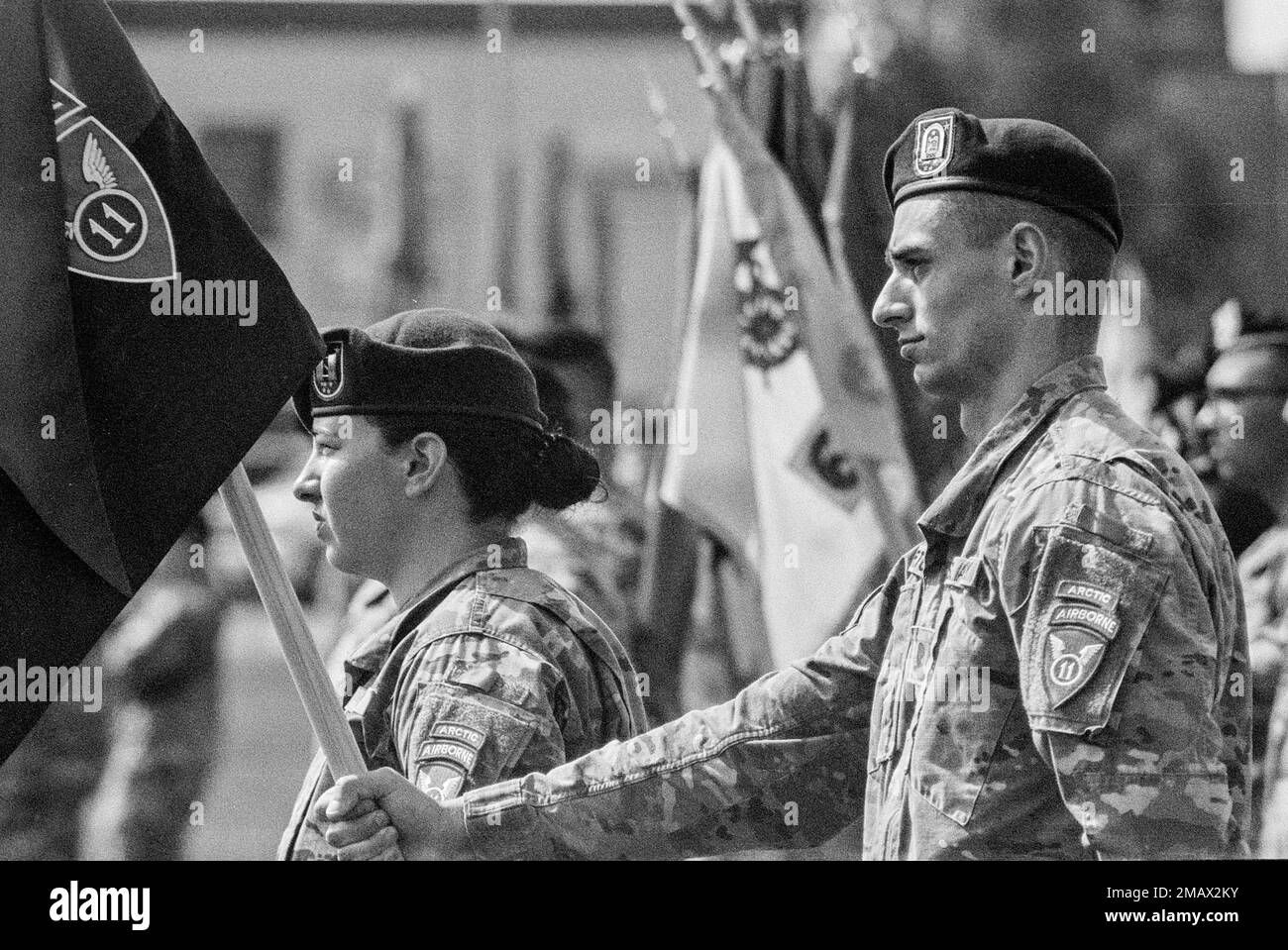 Soldaten des 2. Brigaden-Kampfteams, 11. Luftwaffe, stehen während der Umflaggungszeremonie der 11. Luftwaffe am 6. Juni 2022 auf dem Pershing Parade Field, Joint Base Elmendorf-Richardson, Alaska, auf der Parade. Durch die Aktivierung kehrt die historische 11. Airborne Division zu einer aktiven Armeerolle zurück, wobei der Schwerpunkt auf Einsätze bei extrem kaltem Wetter und in bergigen Umgebungen in großer Höhe liegt. Zeremonien in Fort Wainwright und Joint Base Elmendorf-Richardson haben das 1. Stryker-Brigade-Kampfteam, die 25. Infanterie-Division und das 4. Infanterie-Brigade-Kampfteam (Airborne), 25., neu besetzt Stockfoto