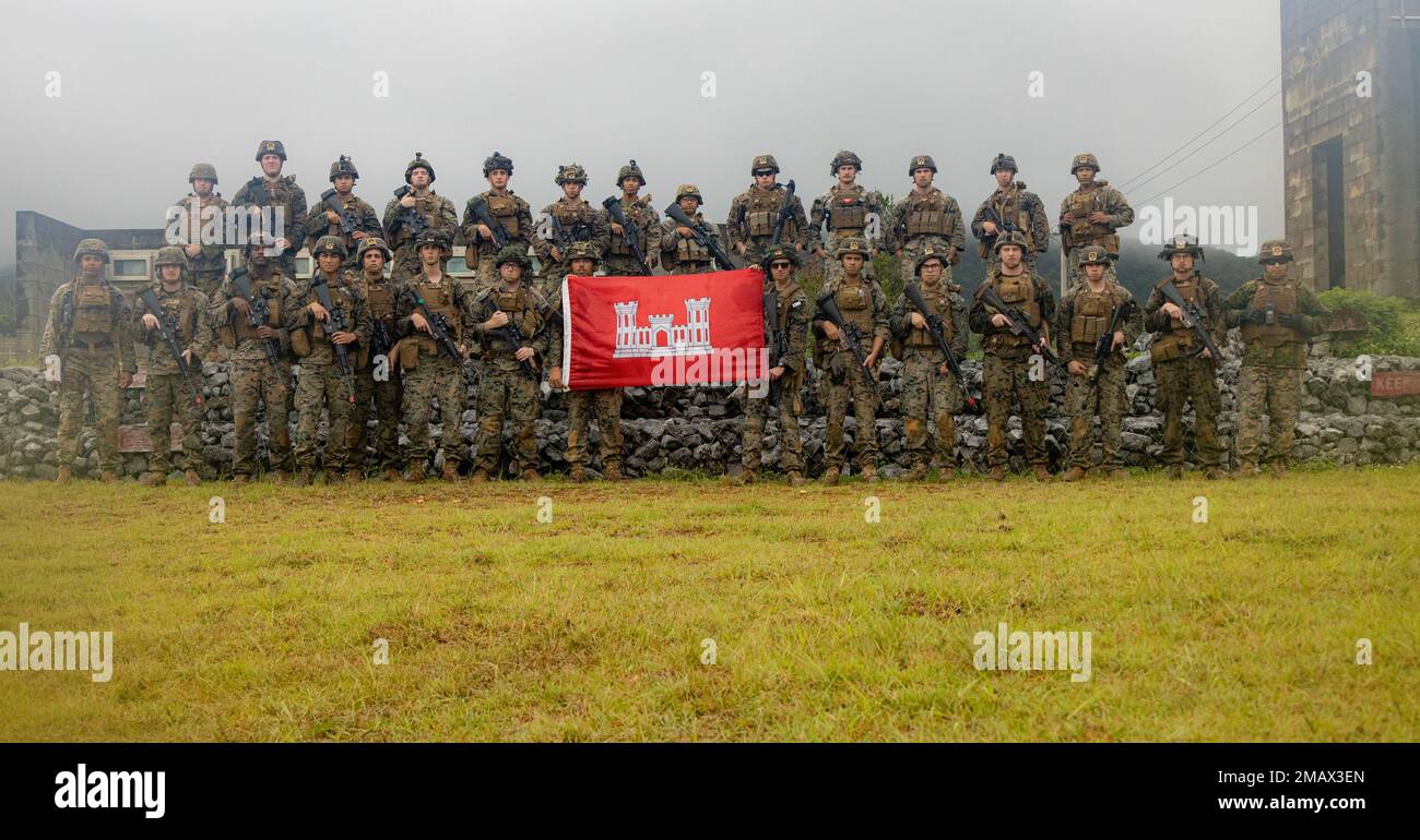 USA Marines mit 9. Ingenieurstützbataillon, 3. Marine Logistics Group, III Marine Expeditionary Force und 3. Maintenance Bataillon, 3D MLG, posieren für ein Gruppenfoto während einer Übung Granatenwurf-Veranstaltung in Camp Hansen, Okinawa, Japan, am 6. Juni 2022. Die Granatenreichweite wurde für die Marines von 9. ESB und 3. Maintenance Bn und 3D MLG gehalten, um die Letalität und Bereitschaft in tropischen Umgebungen zu erhöhen. Stockfoto