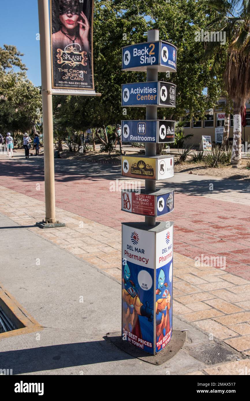 Straßenschild am Kai in Cabo San Lucas, mexikanische Riviera, Mexiko. Zeigt den Weg zurück zum Kreuzfahrtschiff Stockfoto