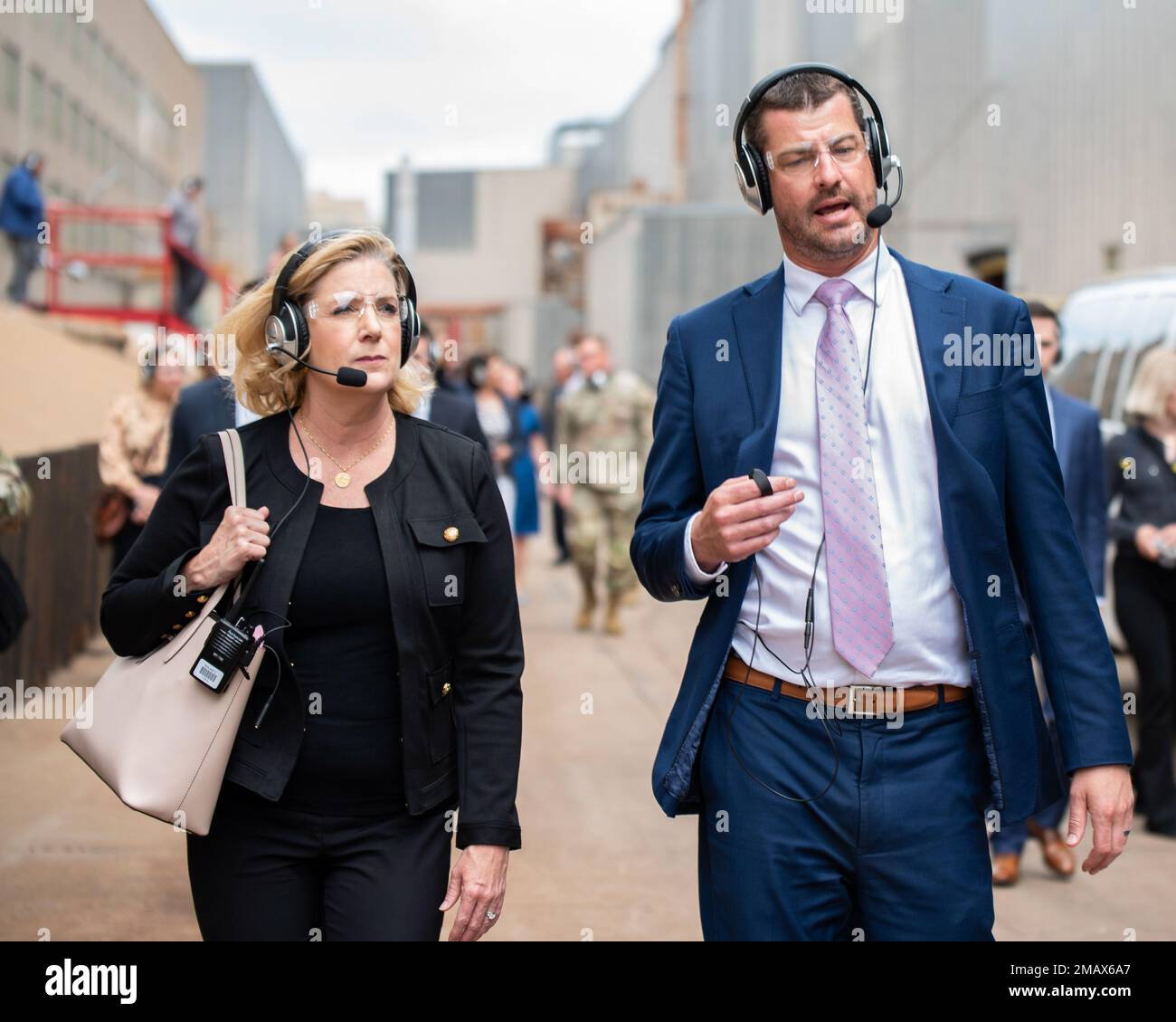Greg Lupton, Stellvertretender Befehlshaber des Rock Island Arsenal Joint Manufacturing and Technology Center, gibt Christine Wormuth, Arsenal, Illinois, Juni 6, Details zu den Fähigkeiten des RIA-JMTC. (Foto: Linda Lambiotte, ASC Public Affairs) Stockfoto