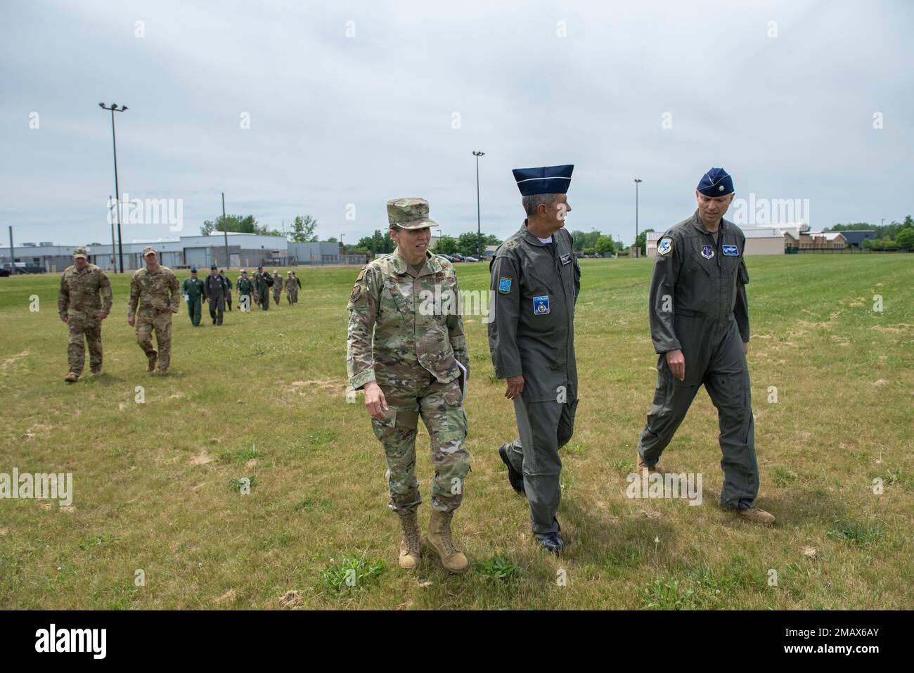General Heraldo Rodriguez, Befehlshaber Luft- und Raumfahrtoperationen der brasilianischen Luftwaffe (COMAE), Brigadegeneral. General Denise Donnell, Befehlshaber der NYANG, und Oberstleutnant Andrew Carlson, Befehlshaber des 107. Angriffsflügels, diskutieren gemeinsam die Partnerschaft zwischen den beiden Nationen und Organisationen auf der Hancock Field Air National Guard Base, Syracuse NY, am 6. Juni 2022. Rodriguez und sein Team besuchten ihn mit dem Ziel, die Partnerschaft zwischen NYANG und COMAE zu stärken. Air National Guard Foto von Senior Airman Daniel Meade Stockfoto