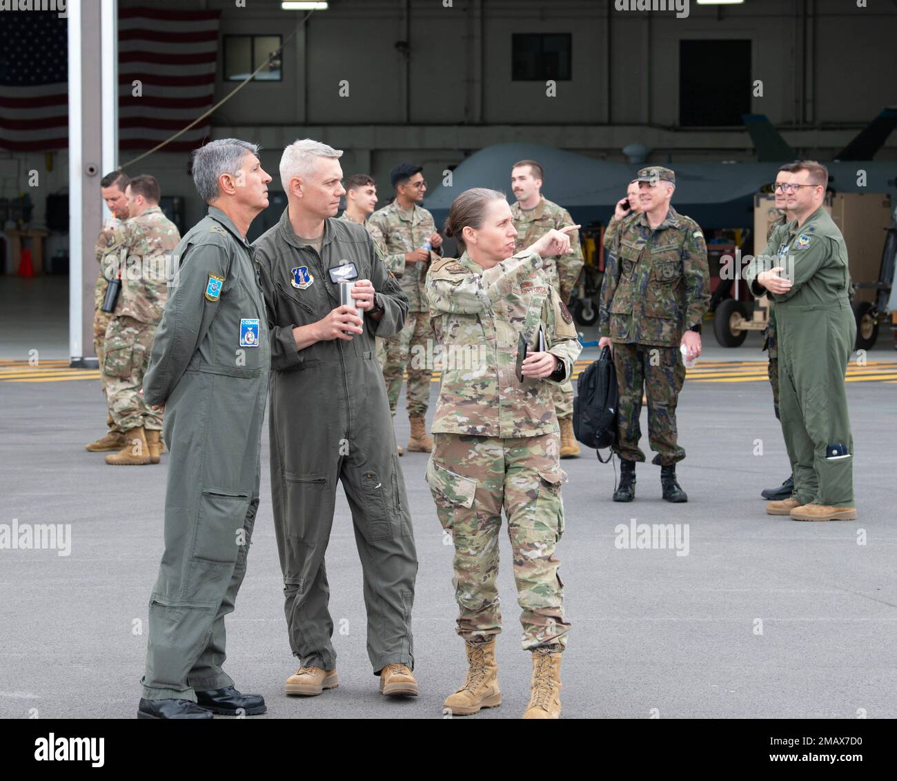 Brigg. General Denise Donnell, Befehlshaber der New York Air National Guard, Oberstleutnant Keith Walker, 174. Attack Wing, Und General Heraldo Rodriguez, COMAE (COMAE) der brasilianischen Luftwaffe, beobachtet, dass MQ-9 während eines Besuchs mit dem 174. Angriffsflügel in Hancock Field, Syracuse NY, am 6. Juni 2022 startet. Rodriguez und sein Team besuchten ihn mit dem Ziel, die Partnerschaft zwischen NYANG und COMAE zu stärken. Air National Guard Foto von 1. LT Jason Carr. Stockfoto