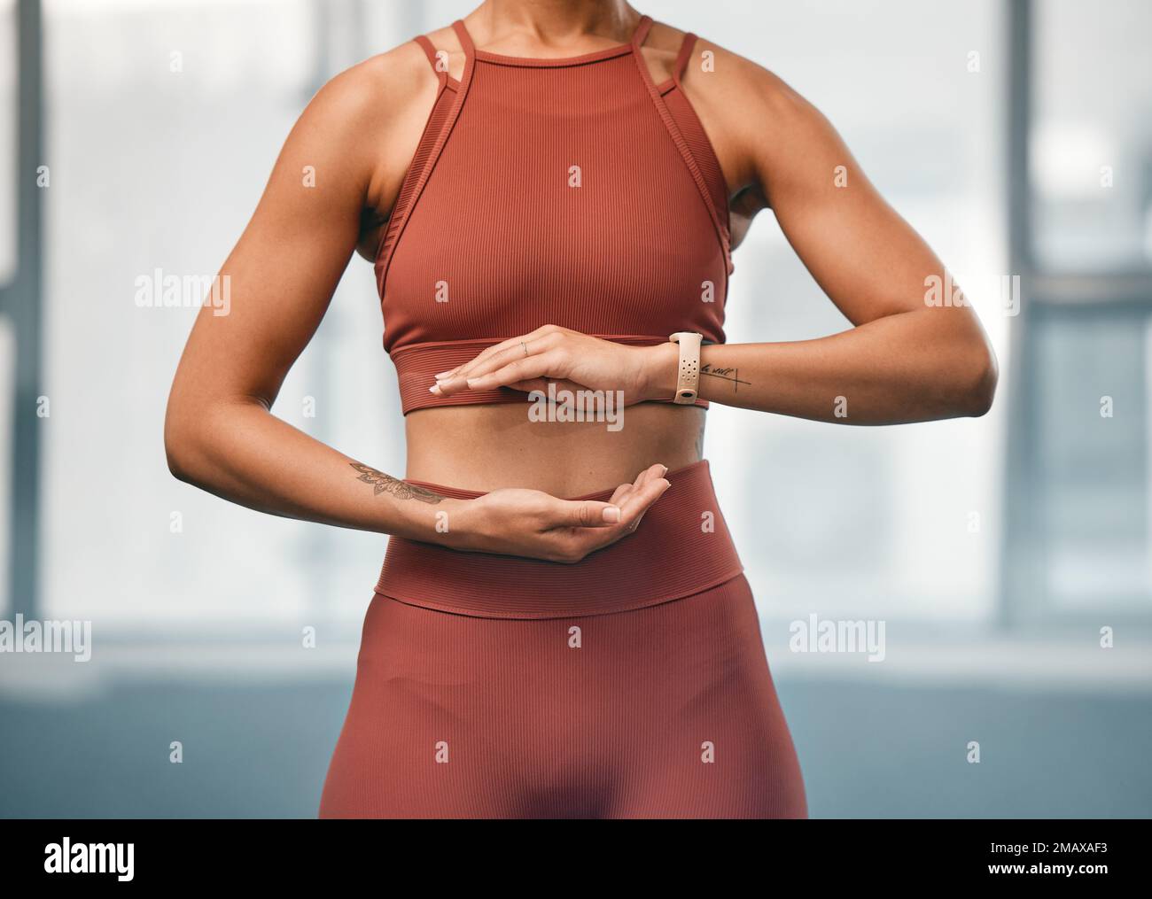 Fitness, Frau und Hände im spirituellen Tai Chi Training, Training oder Yoga für gesunden Geist und Körper im Fitnessstudio. Eine Frau, die den Energiekugel in sich hält Stockfoto