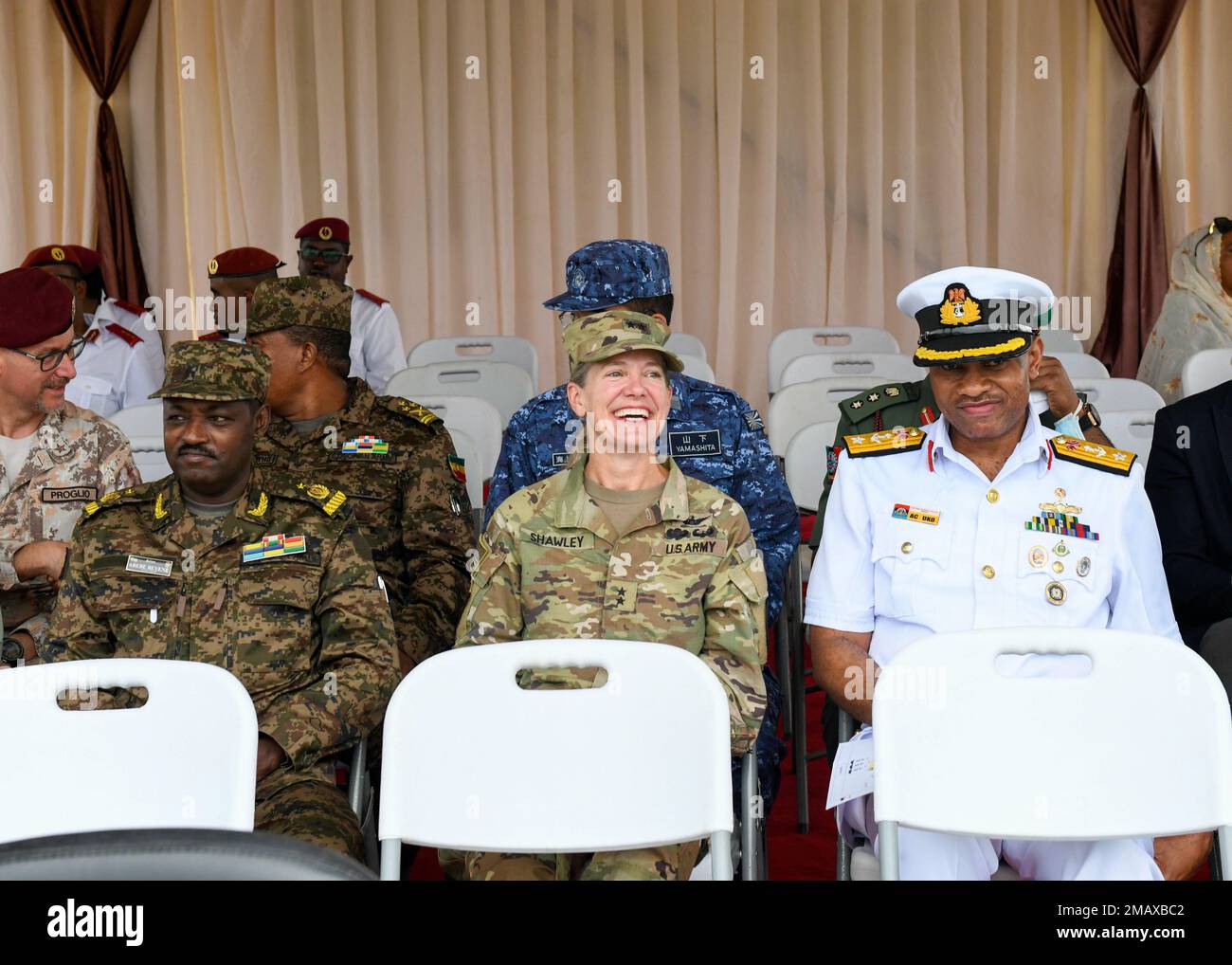 USA Generalmajor der Armee Jami Shawley, kommandierender General der Kombinierten Gemeinsamen Task Force Horn von Afrika (CJTF-HOA), nahm am 6. Juni 2022 an einer Zeremonie zum 45. Jahrestag der Dschibutischen Streitkräfte (DAF) Teil. Stockfoto