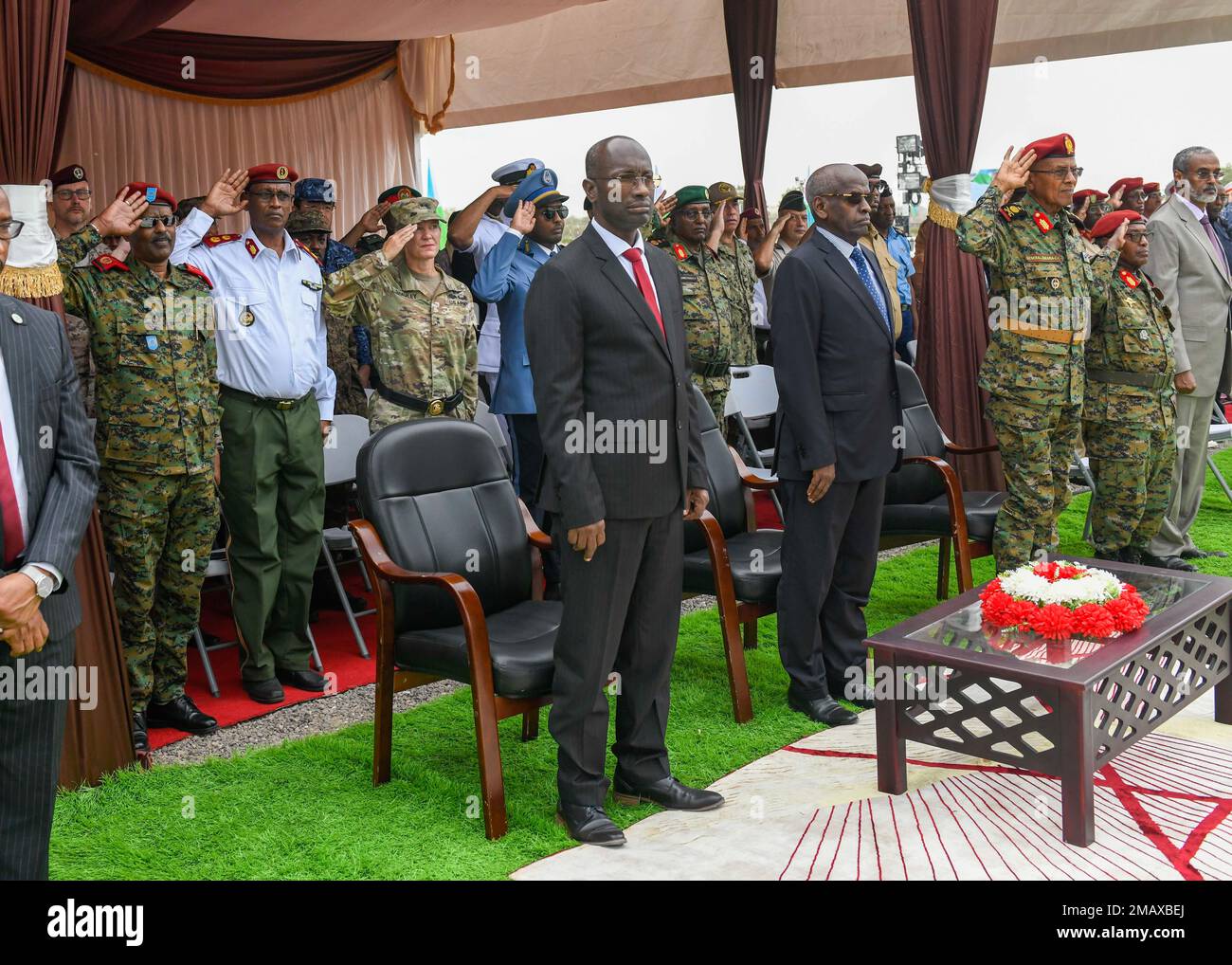 Generalmajor Jami Shawley, kommandierender General der Kombinierten Gemeinsamen Task Force Horn von Afrika (CJTF-HOA), nahm am 6. Juni 2022 an einer Zeremonie zum 45. Jahrestag der Dschibutischen Streitkräfte (DAF) Teil. Stockfoto