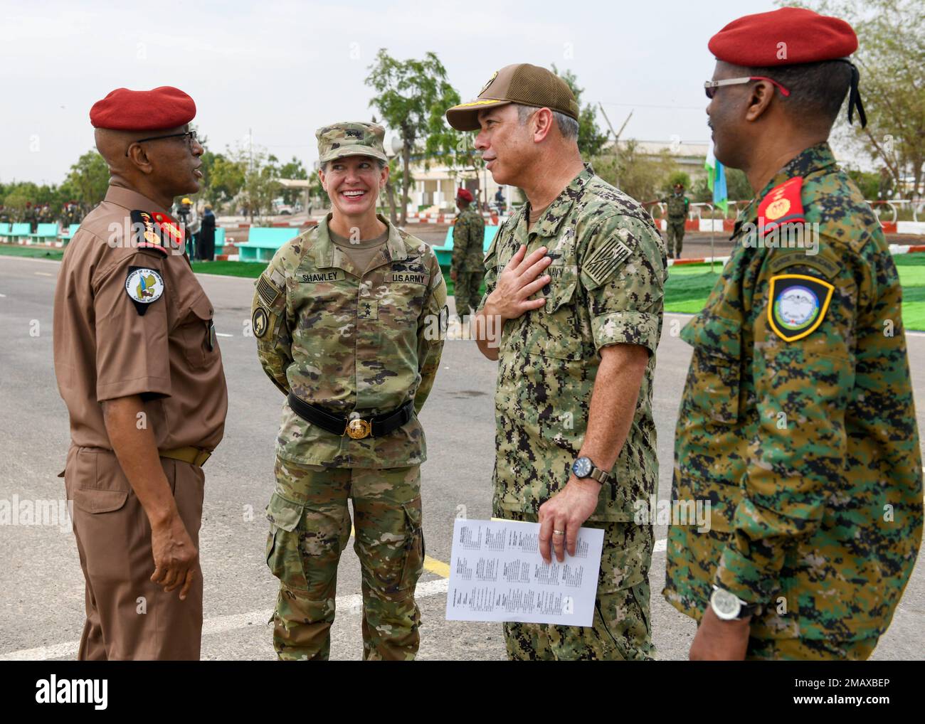 Generalmajor Jami Shawley, kommandierender General der Kombinierten Gemeinsamen Task Force Horn von Afrika (CJTF-HOA), nahm am 6. Juni 2022 an einer Zeremonie zum 45. Jahrestag der Dschibutischen Streitkräfte (DAF) Teil. Stockfoto