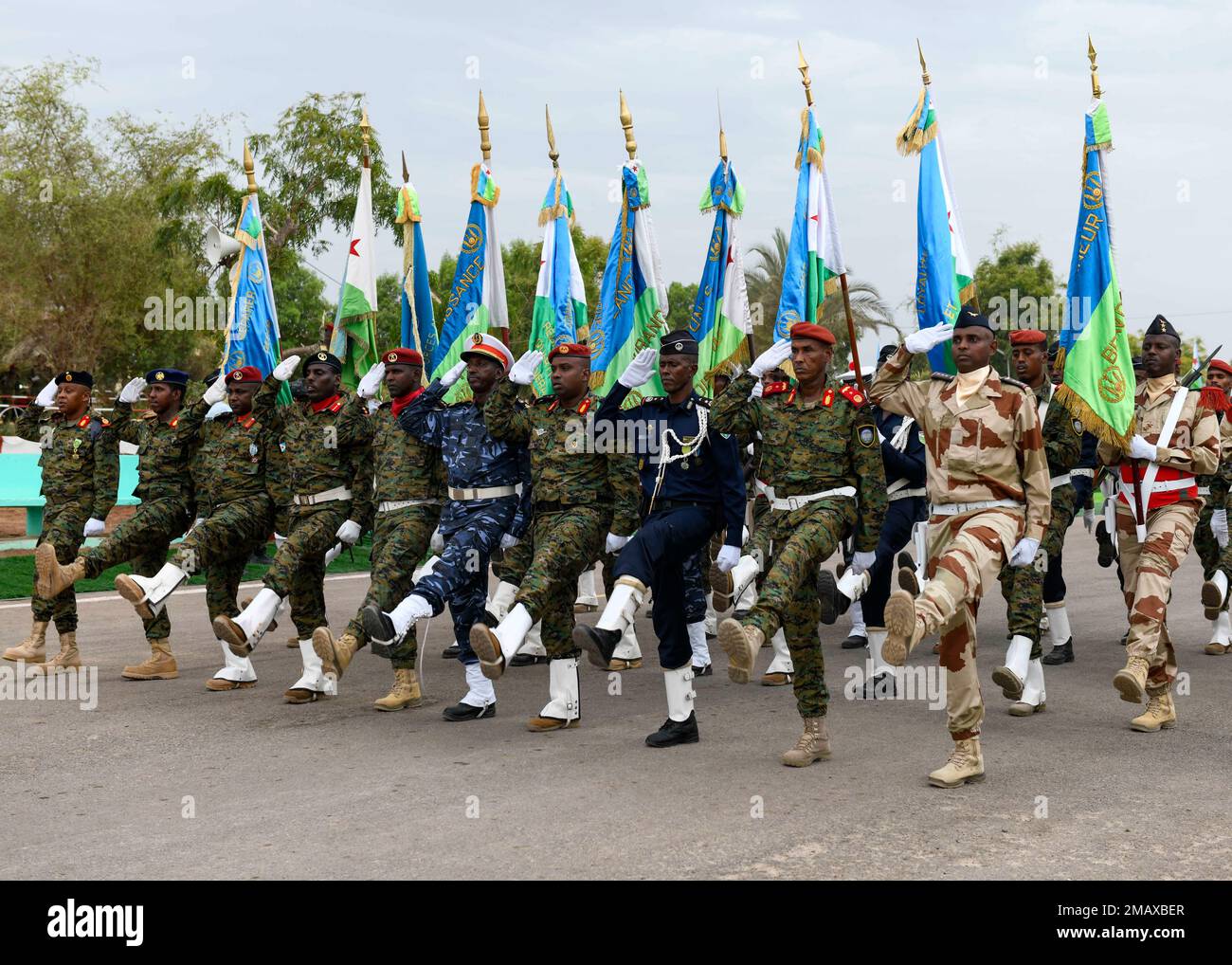 USA Generalmajor der Armee Jami Shawley, kommandierender General der Kombinierten Gemeinsamen Task Force Horn von Afrika (CJTF-HOA), nahm am 6. Juni 2022 an einer Zeremonie zum 45. Jahrestag der Dschibutischen Streitkräfte (DAF) Teil. Stockfoto