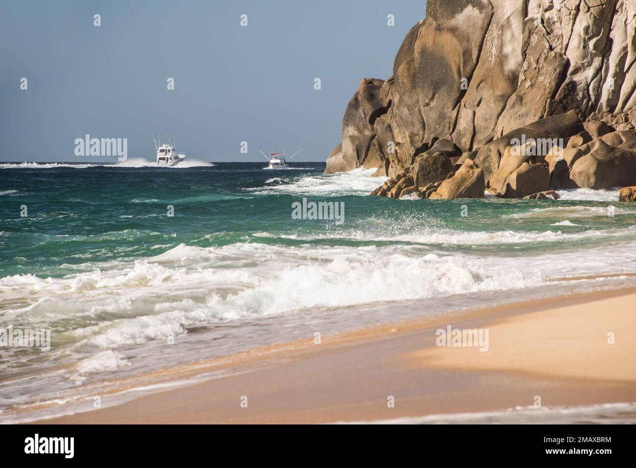 Die Boote fahren auf der Pazifikseite des Lover's Beach und halten Ausschau nach Walen und anderen Tieren, Cabo San Lucas, Baja Halbinsel, Land's End, Mexiko Stockfoto