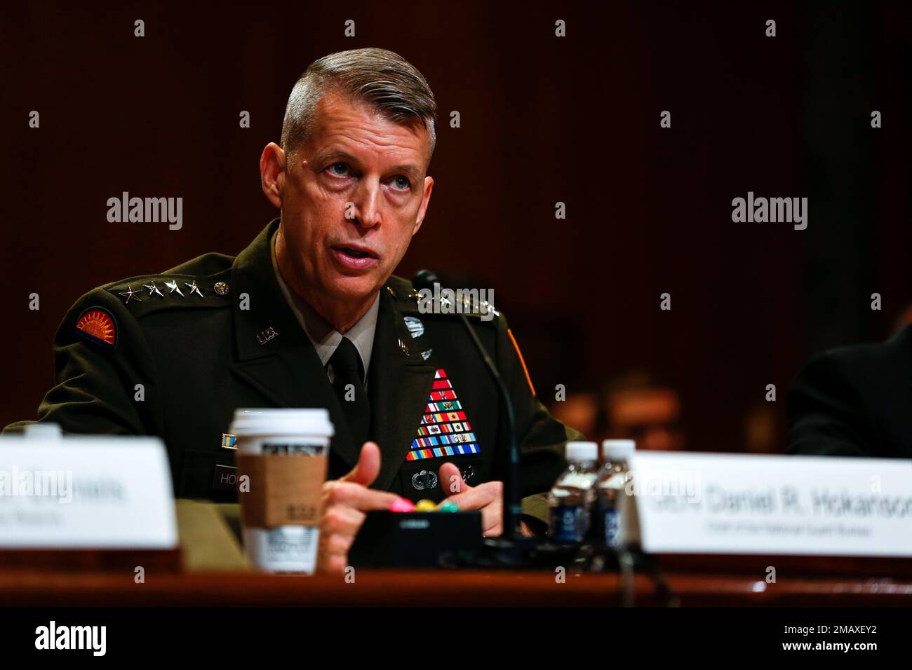 Army General Daniel Hokanson, Chief, National Guard Bureau, sagt vor dem Senat Appropriations Committee, SubCommittee on Defense (SAC-D), während der National Guard and Reserve Haltung Anhörung im Dirksen Senate Office Building auf Capitol Hill in Washington am 7. Juni 2022 aus. Stockfoto