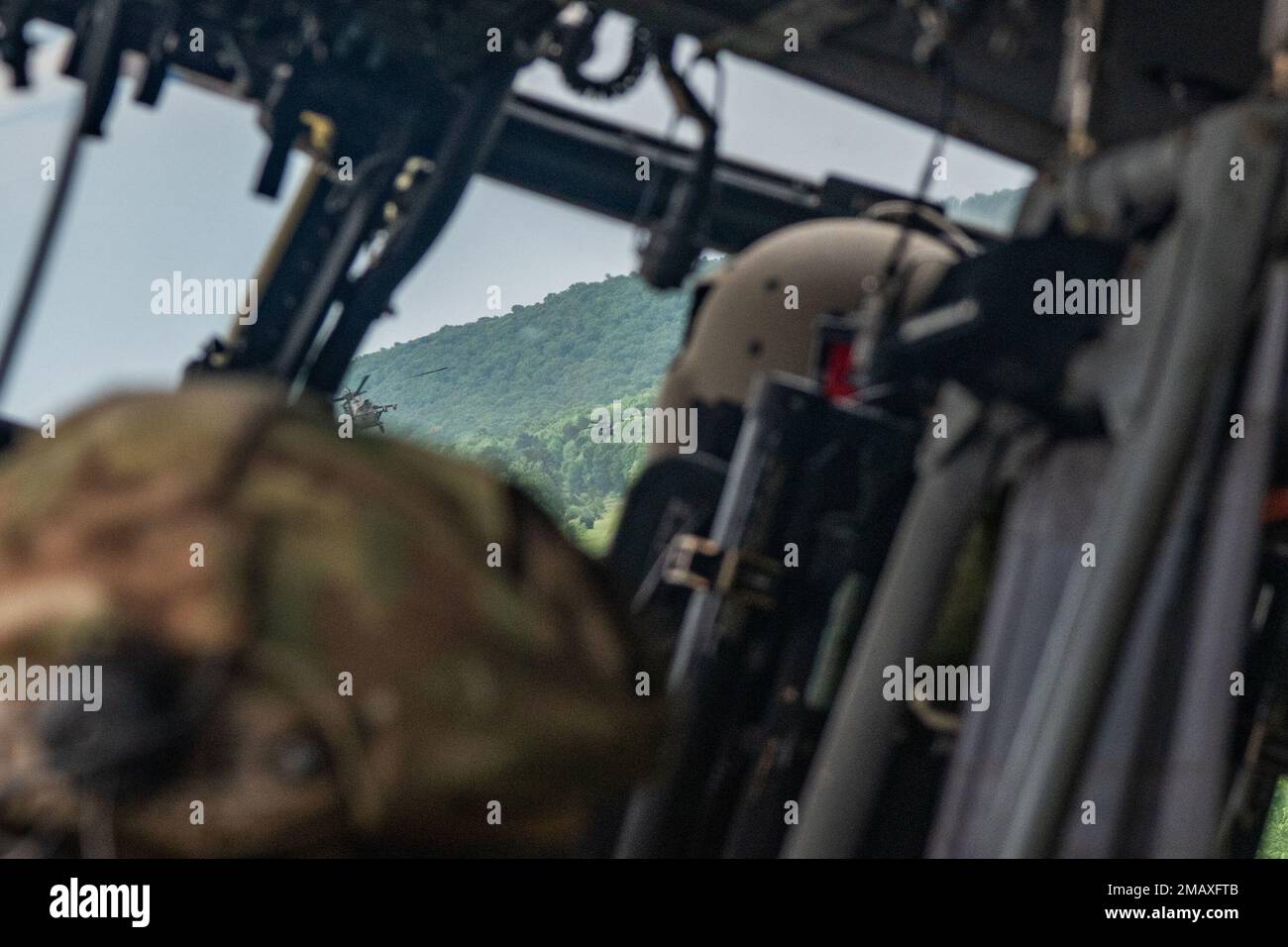 Drei Arkansas National Guard UH-60 Blackhawk Helikopter der Alpha Company, 2. Bataillon, 149. Luftfahrtregiment, fliegen über den Razorback Range nahe Ft. Smith, Arkansas, 17. Mai 2022. Das Unternehmen unterstützte 146. Air Support Operations Squadron, Oklahoma Air National Guard, Schulung für das schnelle Einsetzen und Abziehen von Seilen, das so konzipiert ist, dass Personal aus einem Hubschrauber über Seil schnell entsandt werden kann. Stockfoto