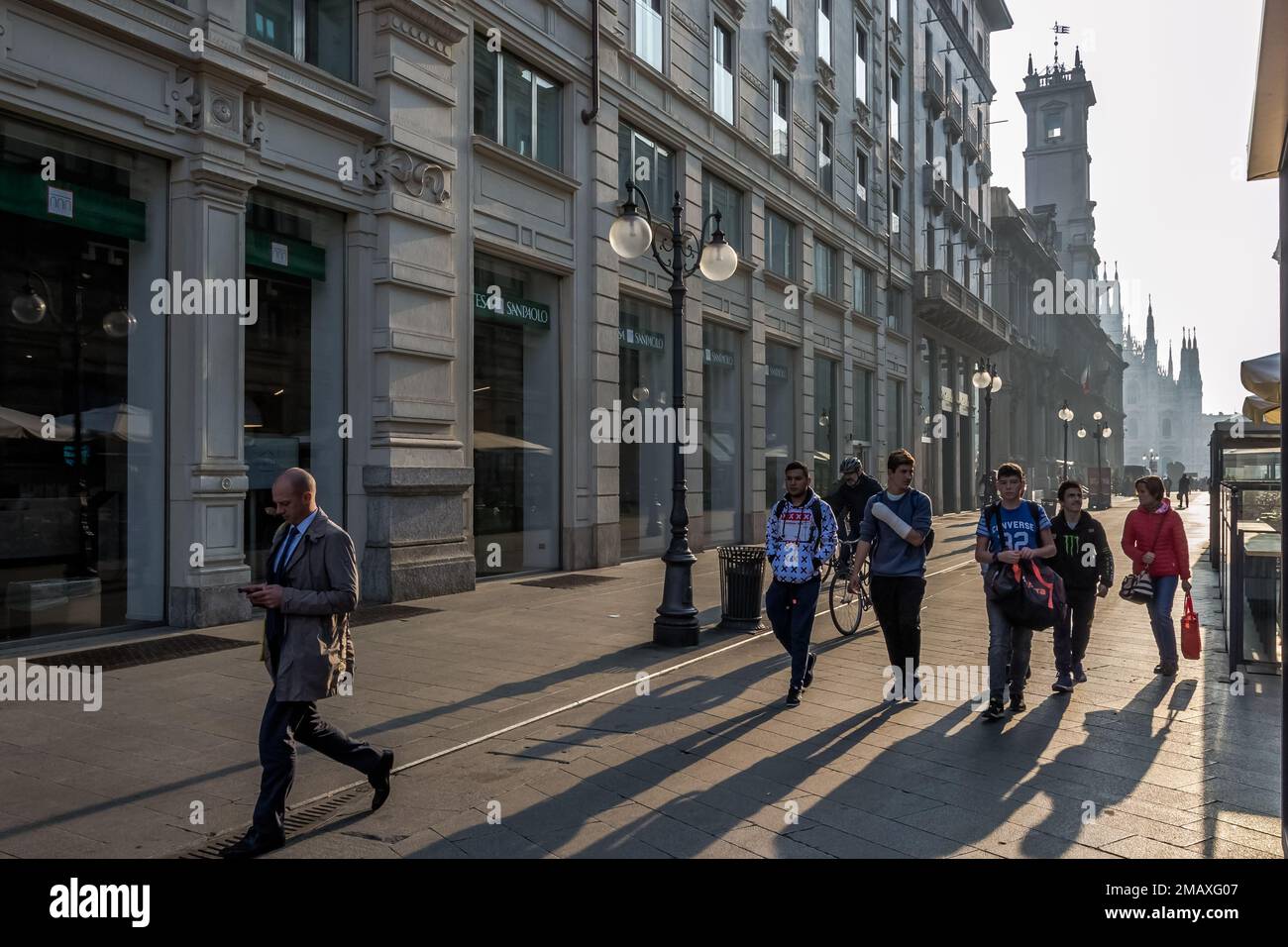 Stadtlandschaft des Stadtzentrums von der Via dei Mercanti (Straße der Kaufleute). Weit im Hintergrund der Mailänder Dom Stockfoto Stadtlandschaft des Stadtzentrums von der Via dei Mercanti (Straße der Kaufleute). Weit im Hintergrund der Mailänder Dom Stockfoto