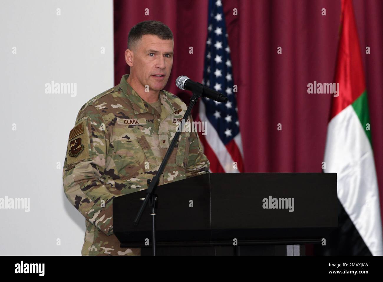 Brigg. Gen. Andy ‚Spoo‘ Clark, früherer Befehlshaber des 380. Luftwaffenflügels, spricht während der Zeremonie zum Kommandowechsel 380. der AEW am 7. Juni 2022 in ADAB, Vereinigte Arabische Emirate, zum letzten Mal vor der Führung des Luftwaffenstützpunktes Al Dhafra. Da das Kommando der 380. offiziell in den Händen von Lopez liegt, wird Clark jetzt Kommandant der Bodenüberwachungstruppe der NATO-Allianz. Stockfoto