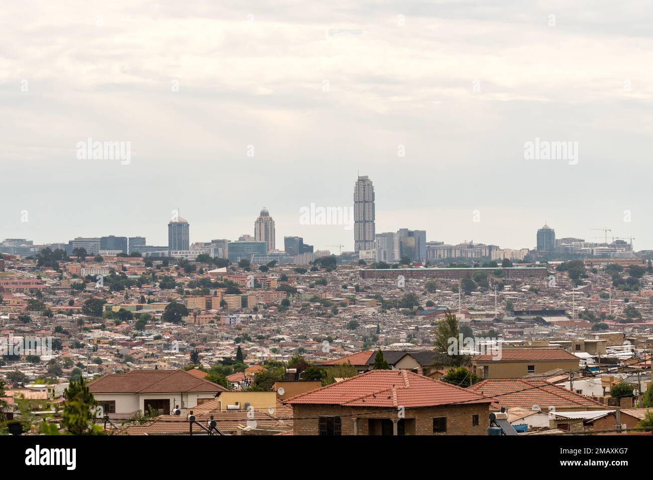 Blick über die Dächer oder das Stadtbild eines Vororts von Johannesburg, eine Skyline oder hohe Gebäude in Sandton, Gauteng, Südafrika Stockfoto