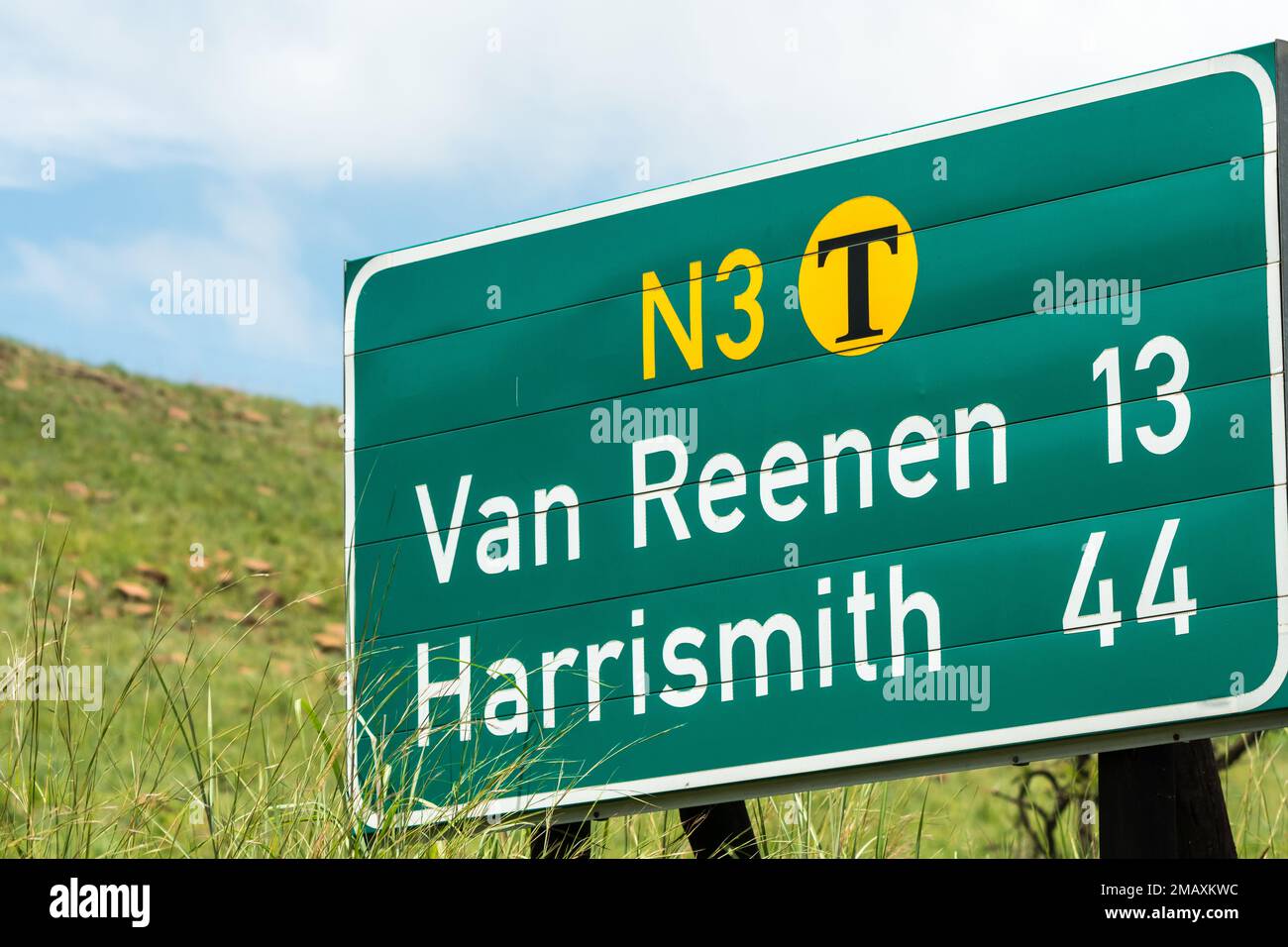 Grünes Schild auf der N3 (Mautstraße) in Südafrika mit Namen von Städten und Kilometern bis zum Endziel im Freistaat Stockfoto