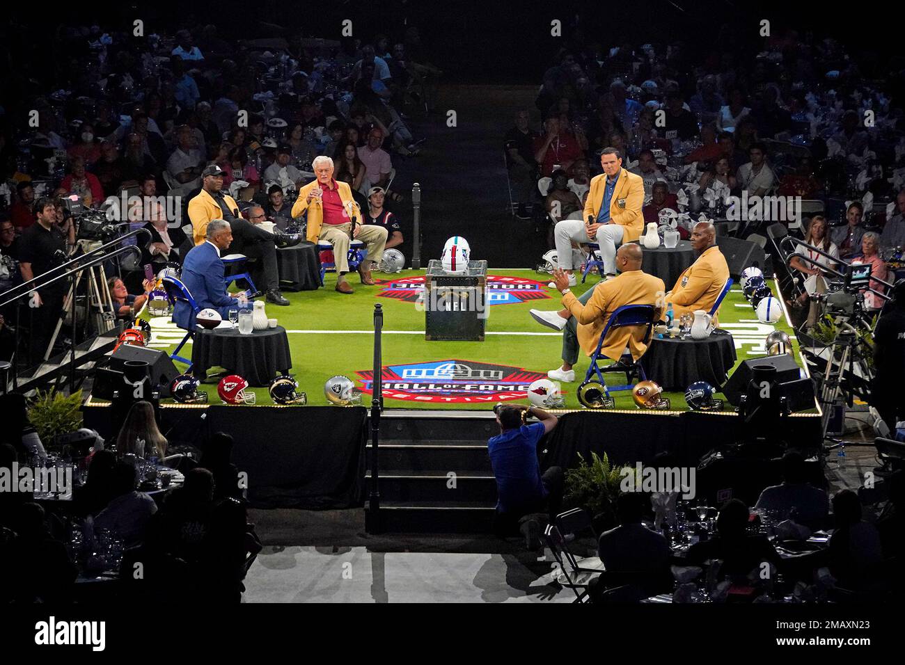 Members of the Pro Football Hall of Fame Class of 2022, participate in an enshrinees' roundtable in Canton, Ohio, Sunday, Aug. 7, 2022. Clockwise from front left, are: emcee Steve Wyche, LeRoy Butler, Dick Vermeil, Tony Boselli, Bryant Young and Richard Seymour. Not present are Cliff Branch, Art McNally, and Sam Mills. (AP Photo/Gene J. Puskar) Stockfoto