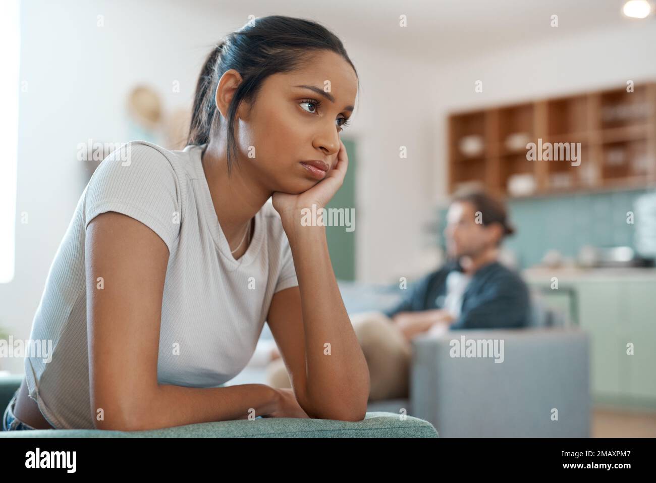 Ich bin nicht glücklich. Ein junges Paar, das sich zu Hause gestritten hat. Stockfoto