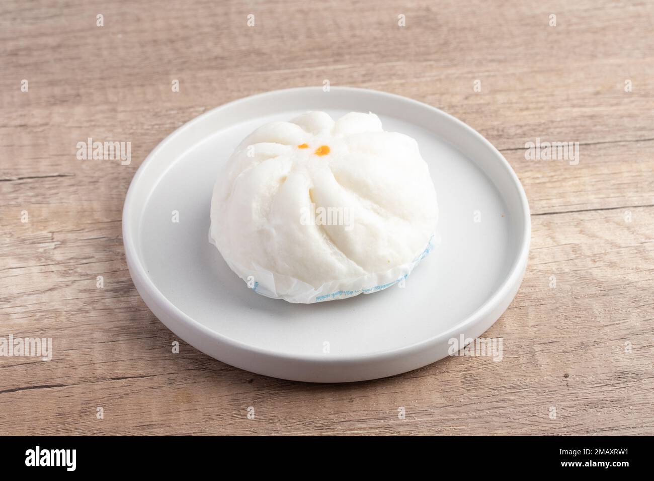 Gedünstete Schweinebacken auf einem Teller mit weißem Hintergrund Stockfoto