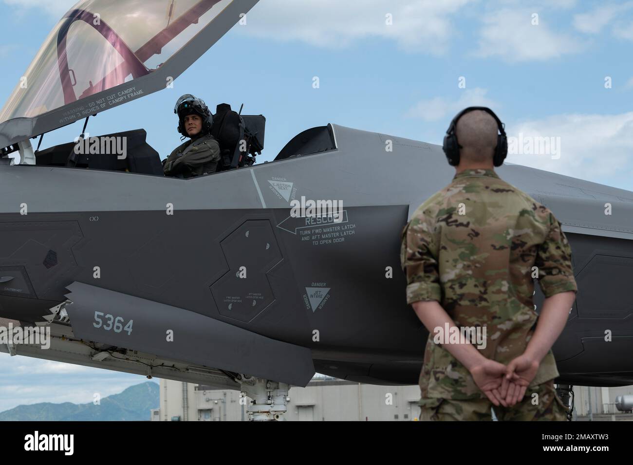 EIN US-AMERIKANISCHER Air Force F-35A Lightning II Pilot der 356. Expeditionary Fighter Squadron, 354. Air Expeditionary Wing bereitet sich auf den Start in der Marine Corps Air Station Iwakuni, Japan, 7. Juni 2022 vor. Die AEW 354. schickte Ausrüstung und Personal nach MCAS Iwakuni, um in agilen Kampftaktiken, -Techniken und -Verfahren zu trainieren. Stockfoto