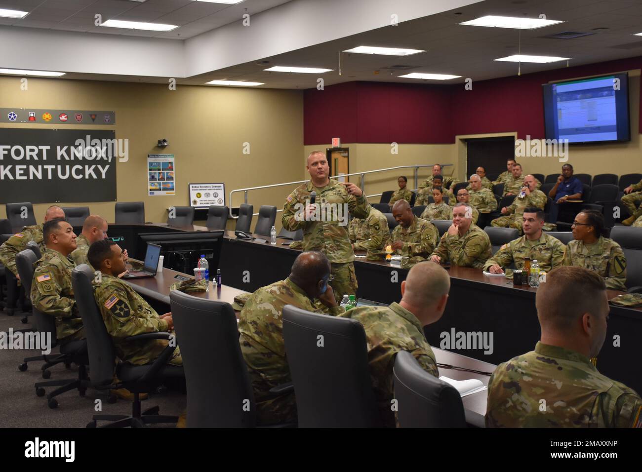 Sergeant Major Kevin D. Melton, USA Army Forces Command Reserve Component Command Career Counselor, leitet eine professionelle Entwicklungssitzung in den USA Armee-Personalwesen Reserve-Reservekomponente Übergang jährliches Ausbildungssymposium. Mehr als 75 Reserve-Komponenten-Karriereberater nahmen an der dreitägigen Veranstaltung in Ft Knox, Ky, Teil. Stockfoto