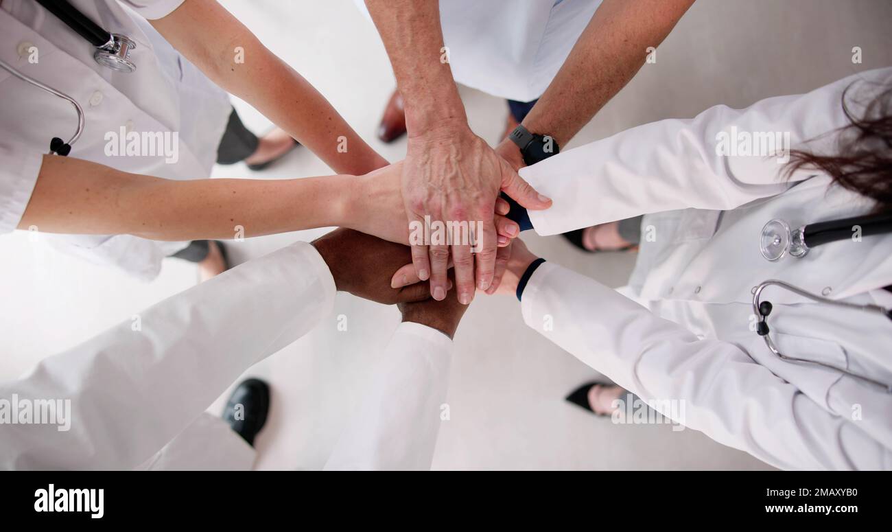 Motiviertes Team Aus Verschiedenen Klinikärzten Hände Stockfoto