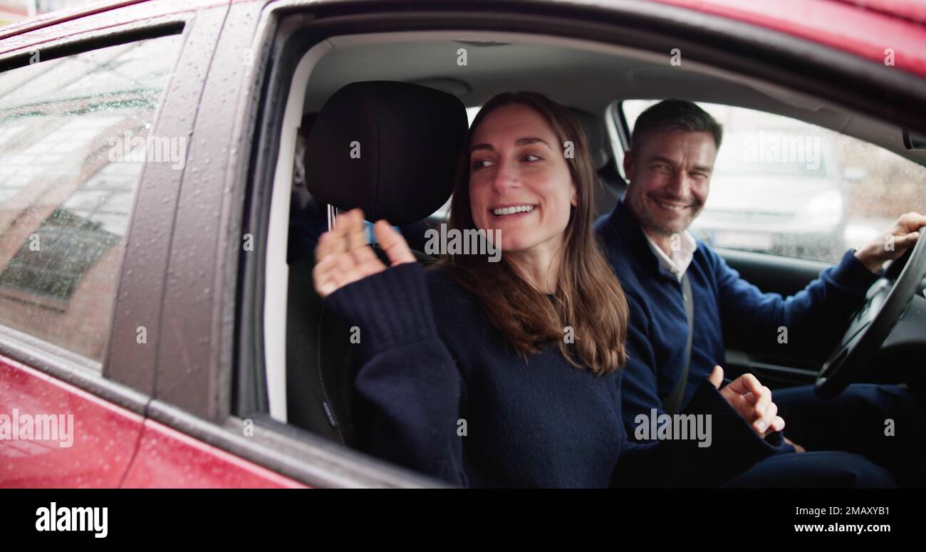 Carpool Ride Share Car Service App Leute Im Haus Stockfoto