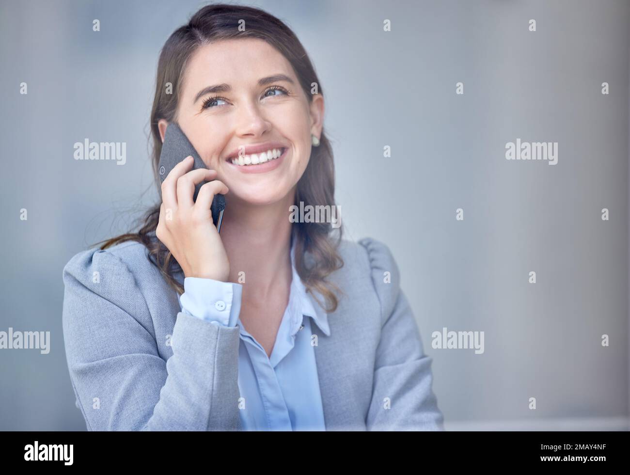 Ich habe deine Stimme nicht gehört. Eine junge Geschäftsfrau, die mit ihrem Smartphone telefoniert. Stockfoto