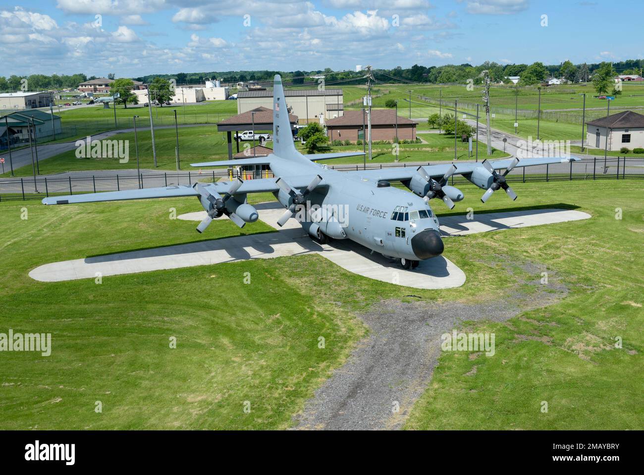 C-130H Hercules Transportflugzeug ist ausgestellt im Colonel John Moriarty Memorial Air Park, 8. Juni 2022 an der Niagara Falls Air Reserve Station, New York. Stockfoto