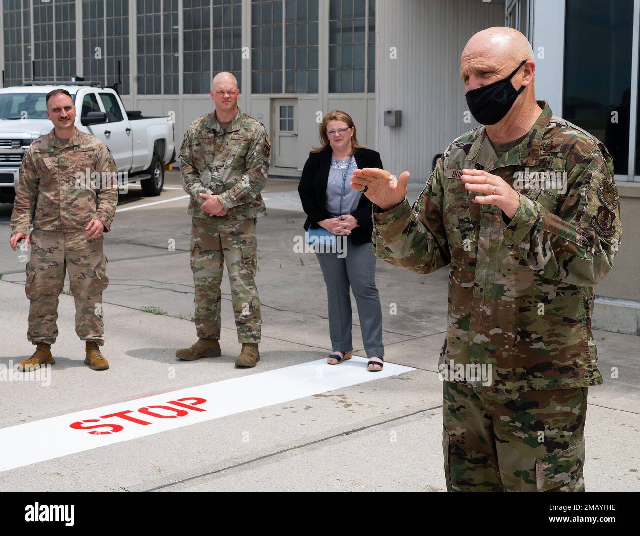 General Arnold W. Bunch, Jr., Air Force Materiel Command Commander, dankt Mitgliedern seines Hauptquartiers am 8. Juni 2022 nach seinem fini-Flug auf der Wright-Patterson Air Force Base, Ohio. Der fini-Flight ist eine Tradition der Air Force, bei der Familie, Freunde und Kollegen nach seinem letzten Flug einen Piloten heruntersausen. Stockfoto
