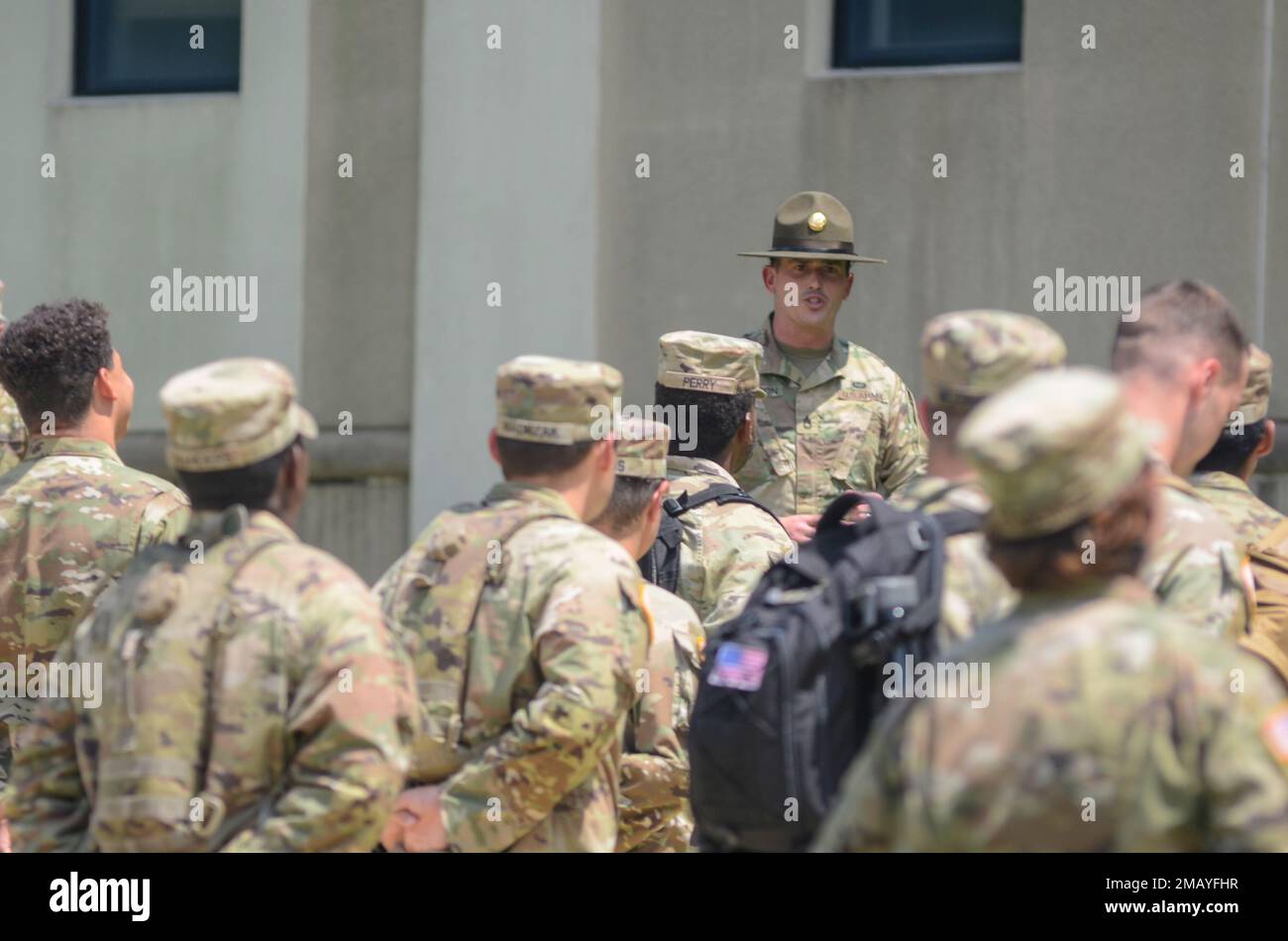 FORT MEADE, Md Christopher Blanton, Oberfeldwebel der United States Army Signal School, sprach während eines Resiliency-Rückzugs hier am 8. Juni vor einer Gruppe von USASSD-Soldaten. Blanton bekräftigte gegenüber den Studenten die Notwendigkeit der Selbstfürsorge sowie ihre Bedeutung als Soldaten und half dabei, ihre Fundamente von Achtsamkeit und Widerstandsfähigkeit aufzubauen. Stockfoto