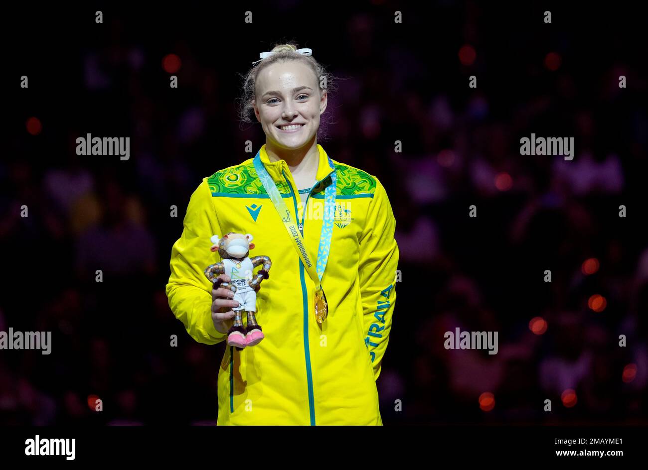 Bronze medal winner Emily Whitehead of Team Australia poses with her medal on the podium after the Women's Floor Exercise finals at the Commonwealth Games, in Birmingham, England, Tuesday, Aug. 2, 2022. (AP Photo/Manish Swarup) Stockfoto