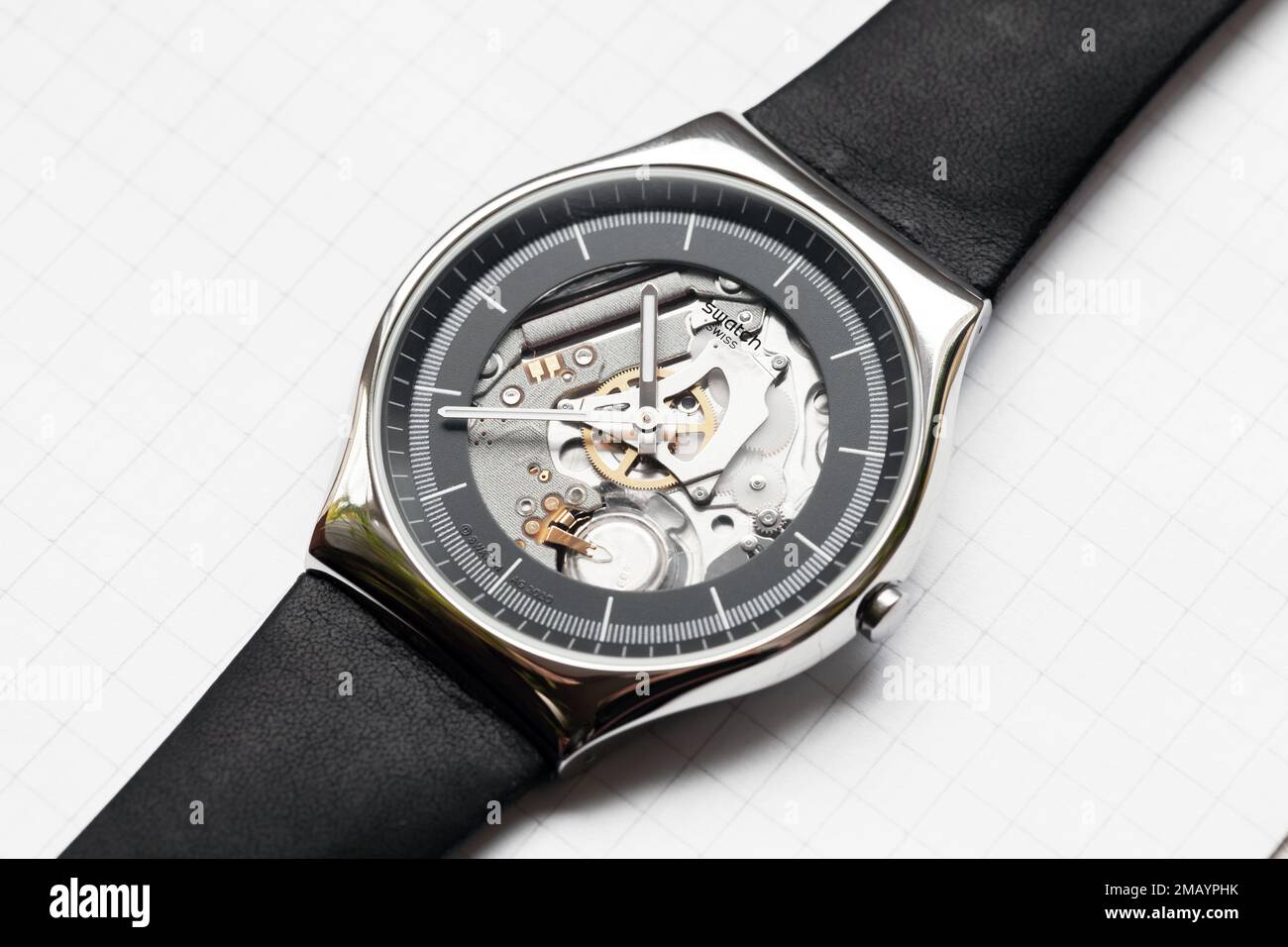 Biel, Schweiz - 28. Oktober 2021: Schweizer Skeleton-Armbanduhr in Quartz Schwarz von Swatch liegt auf einem weißen Tisch, Nahaufnahme Studio Foto Stockfoto