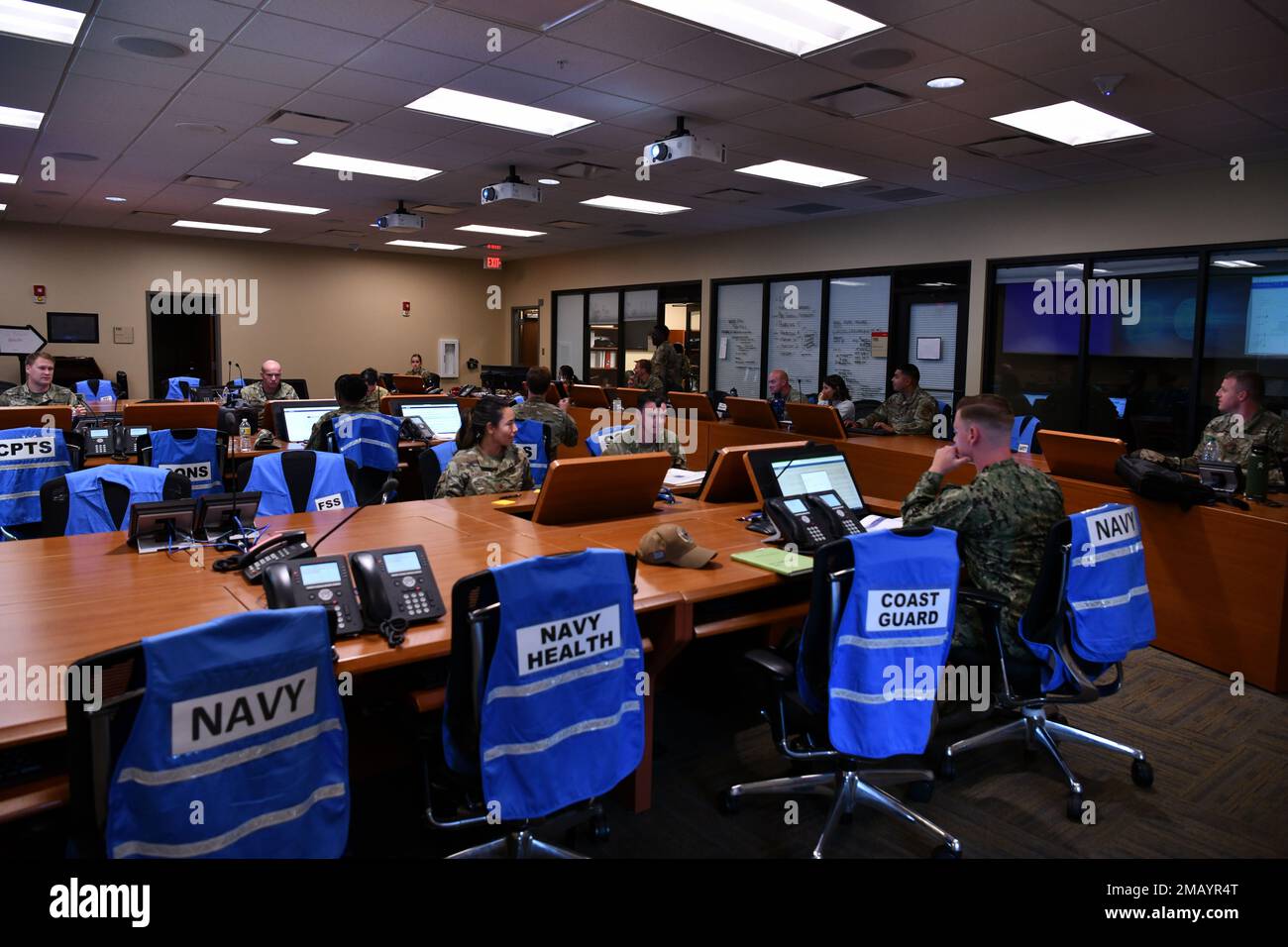 Joint Base Charleston Officers nehmen am 9. Juni 2022 an einer Übung zu Hurrikanbedingungen in Joint Base Charleston, South Carolina, Teil. Die HUREX simulierte die geeigneten Verfahren, die von allen Basisagenturen im Falle eines katastrophalen Sturms zu ergreifen sind. Stockfoto