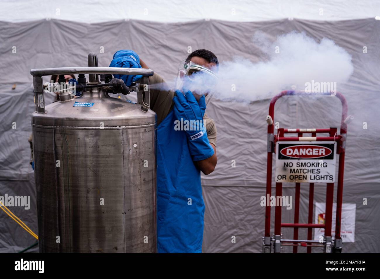 Staff Sgt. Jeremiah Stewart, 139. Medical Group Homeland Response Force (HRF), entlastet Druck aus einem Sauerstofftank in Camp Clark, Nevada, Missouri, 8. Juni 2022. Der HRF hat einen Fußabdruck zur Simulation einer implementierten Umgebung geschaffen und verschiedene medizinische Verfahren praktiziert. Stockfoto