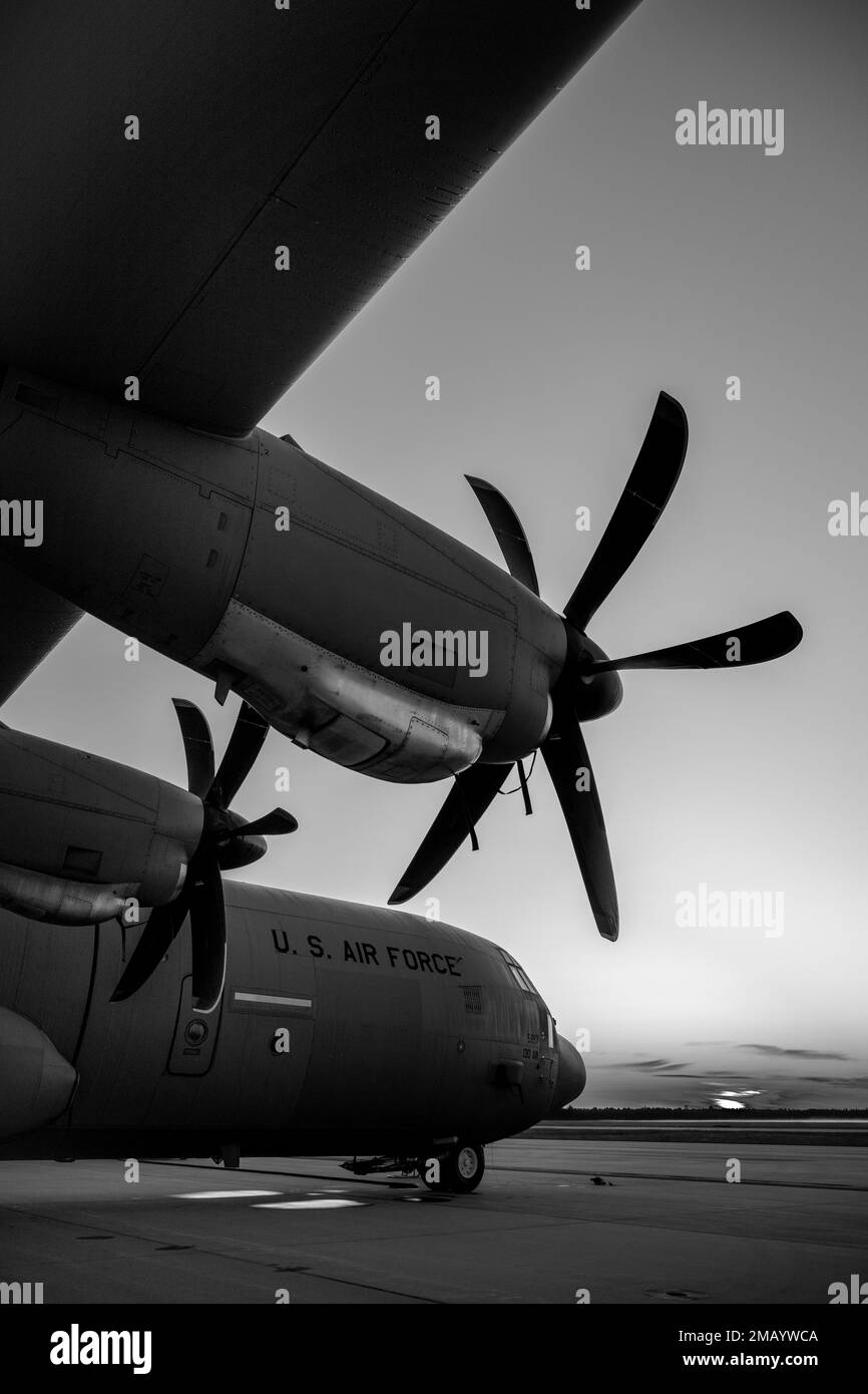 USA Air Force C-130 Hercules Flugzeug vom 130. Airlift Wing, McLaughlin Air National Guard Base, Charleston, West Virginia, A-10 Thunderbolt II Flugzeug vom 124. Fighter Wing, Gowen Field Air National Guard Base, Boise, Idaho, Und F-16 Fighting Falcon Aircraft, das dem 180. Kampfflugzeug der Ohio Nationalgarde, Swanton, Ohio, zugewiesen wurde, parken während Agile Rage 22 am Alpena Combat Readiness Training Center in Alpena, Michigan, 8. Juni 2022 an der Fluglinie. Agile Rage 22 ist eine vom National Guard Bureau geleitete Übung, die realistische Trainingsmöglichkeiten bietet und aktuelle und fut nachahmt Stockfoto