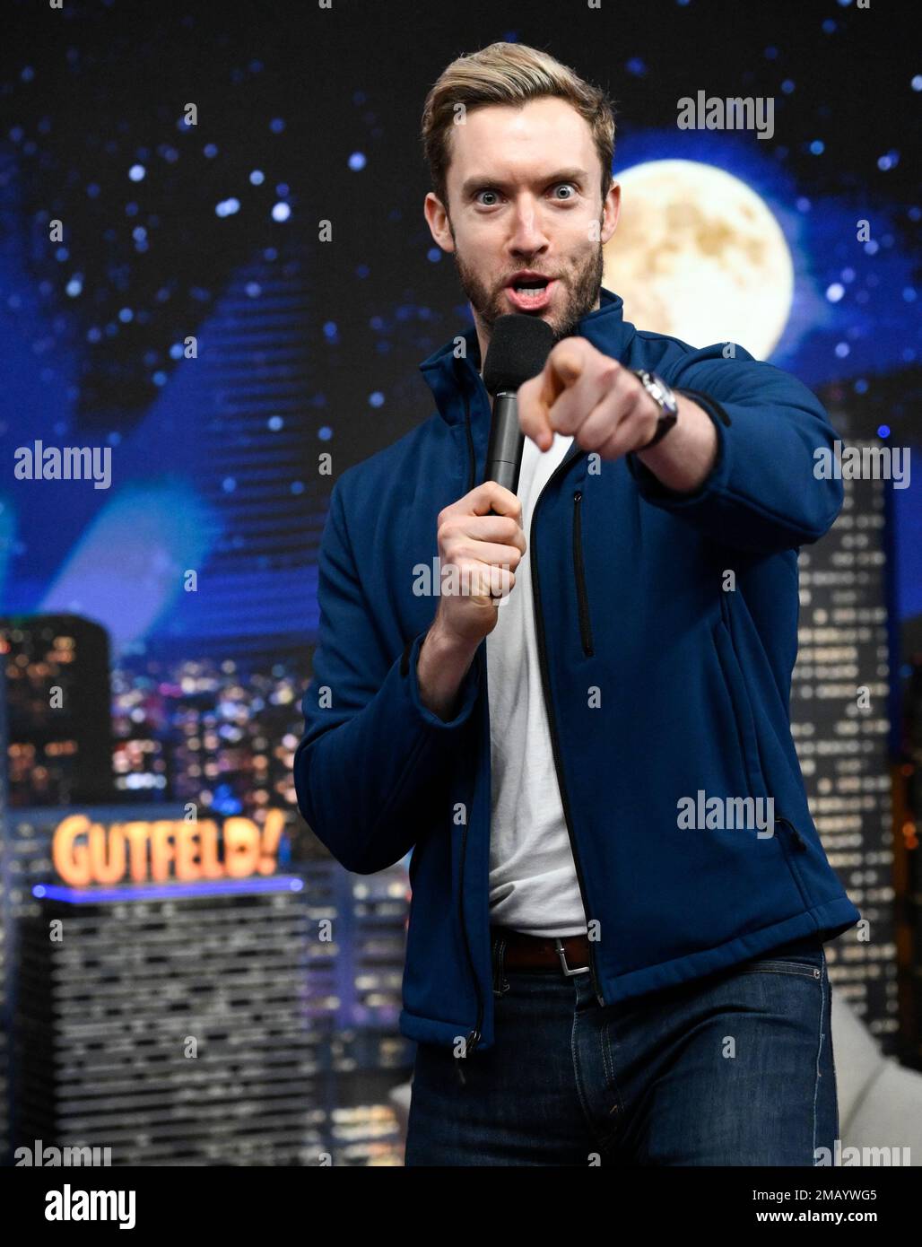 Producer Gene Nelson warms up the audience on FOX News Channel's late-night talk show "Gutfeld!" at the FOX News studios on Thursday, July 28, 2022, in New York. (Photo by Evan Agostini/Invision/AP) Stockfoto
