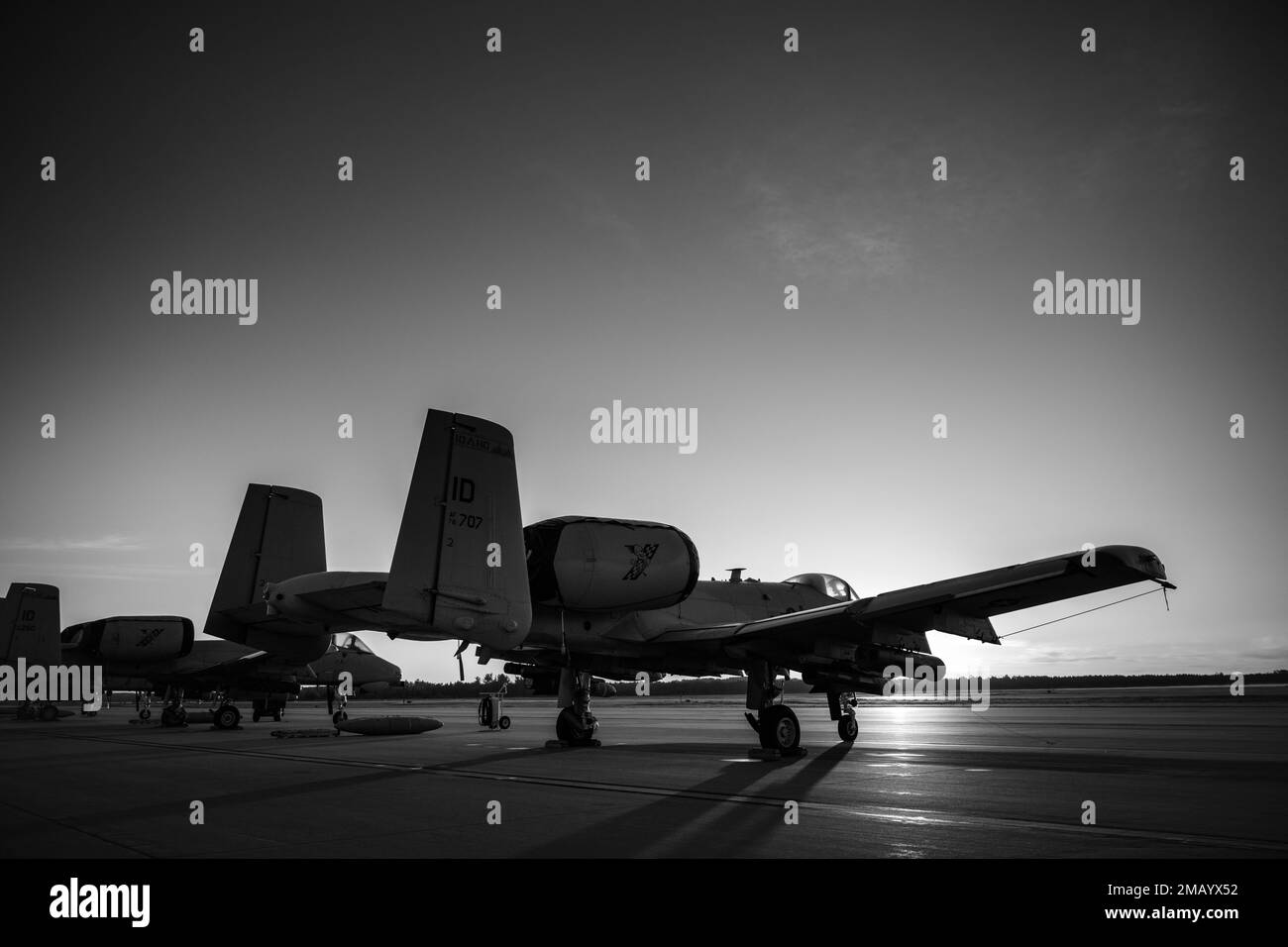 USA Air Force C-130 Hercules Flugzeug vom 130. Airlift Wing, McLaughlin Air National Guard Base, Charleston, West Virginia, A-10 Thunderbolt II Flugzeug vom 124. Fighter Wing, Gowen Field Air National Guard Base, Boise, Idaho, Und F-16 Fighting Falcon Aircraft, die dem 180. Kampfflugzeug der Ohio Air National Guard, Swanton, Ohio, zugewiesen sind, parken während Agile Rage 22 am Alpena Combat Readiness Training Center in Alpena, Michigan, 8. Juni 2022 auf der Fluglinie. Agile Rage 22 ist eine vom National Guard Bureau geleitete Übung, die realistische Trainingsmöglichkeiten bietet und aktuelle und nachahmt Stockfoto