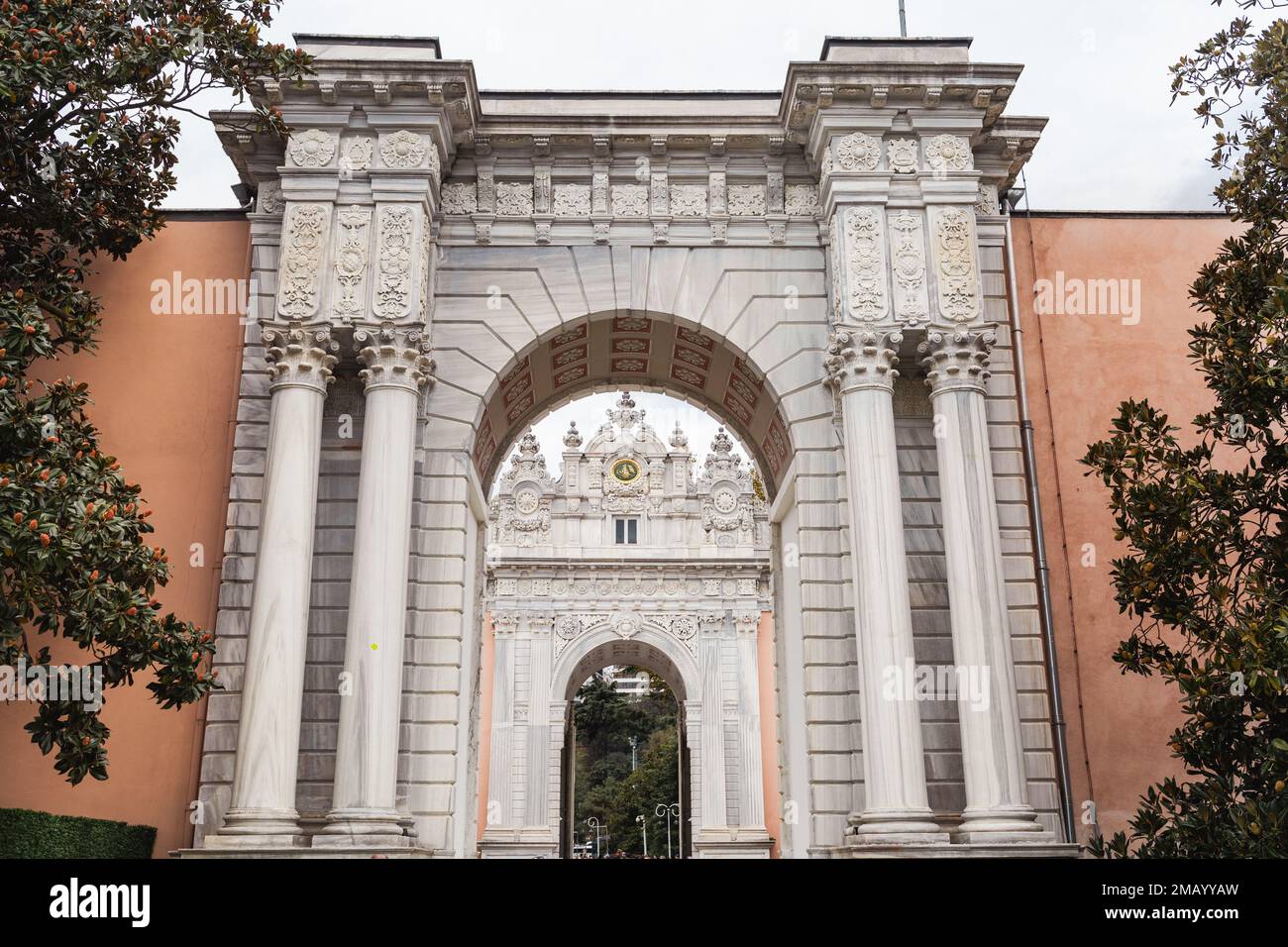 Eines der Tore des Dolmabahce-Palastes, Istanbul, Türkei. Touristenort Stockfoto