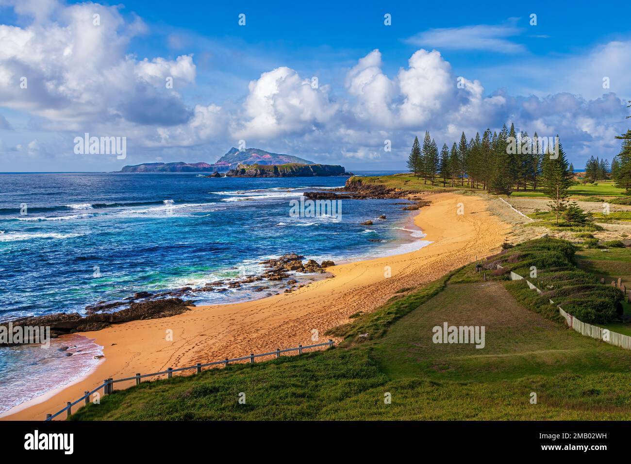 Cemetery Bay mit nepalesischer Insel und Phillip Island dahinter: Version 1 Stockfoto