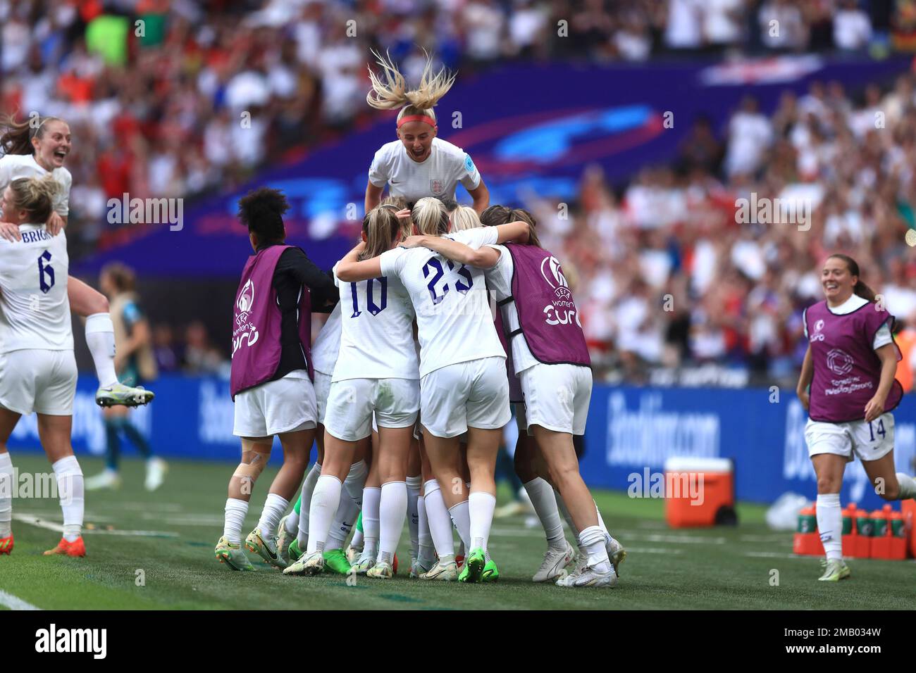 England players celebrate their side's first goal scoared by England's Ella Toone during the Women's Euro 2022 final soccer match between England and Germany at Wembley stadium in London, Sunday, July 31, 2022. (AP Photo/Leila Coker) Stockfoto