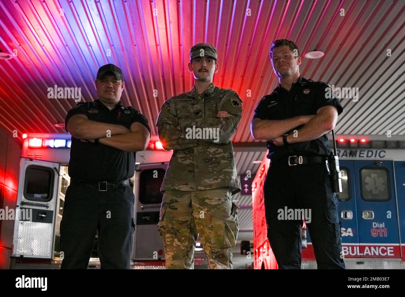 SPC. Seth Sabisch, ein Kampfarzt mit der 120. Medical Company Area Support, Schatten Sanitäter, Lonnie Comstock und Derrick McNugg mit Emergency Medical Services Authority in Tulsa, OK 8. Juni 2022. Wachmänner erhalten praktische Erfahrung und einen Austausch von Informationen, Wissen und Fähigkeiten mit den zivilen Sanitätern während einer 12-stündigen Fahrt entlang der Schicht in ihrem Krankenwagen. Stockfoto