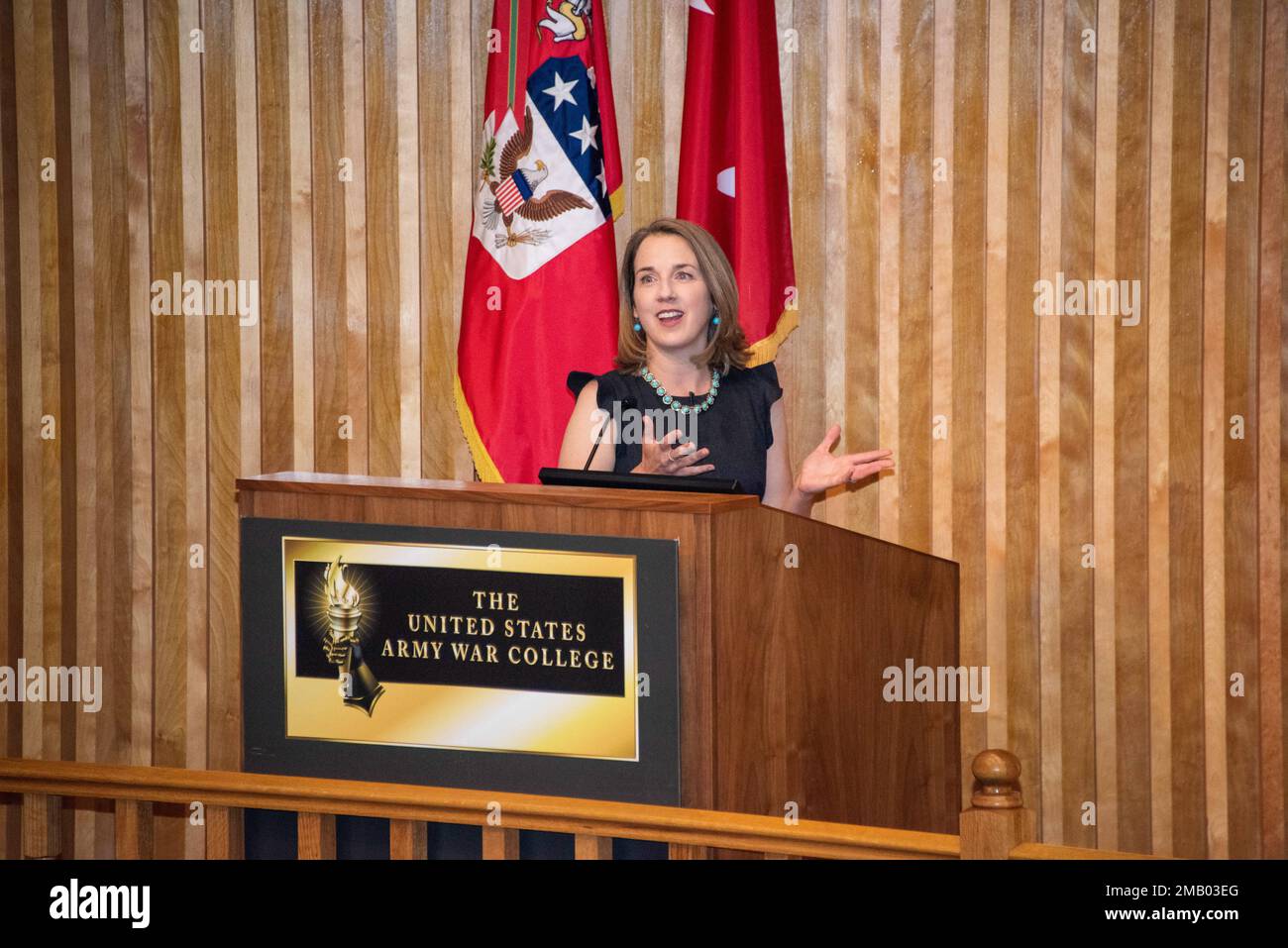 Mackenzie Eaglen, Resident Fellow am American Enterprise Institute, teilt ihre Erkenntnisse mit Studenten und NSS-Gästen und hilft ihnen dabei, die Kosten einer glaubwürdigen Kampfmacht zu durchdenken (Juni 8). Stockfoto