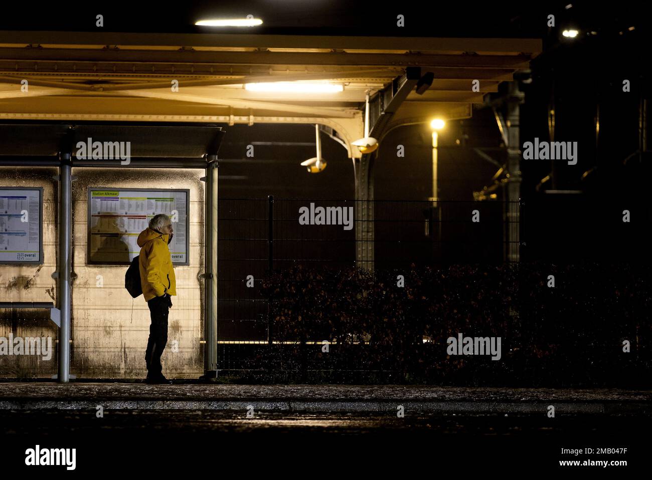 ALKMAAR - Ein Reisender wartet am zweiten Tag des nationalen Streiks im Regionalverkehr auf einen Bus. ANP KOEN VAN WEEL niederlande out - belgien out Credit: ANP/Alamy Live News Stockfoto