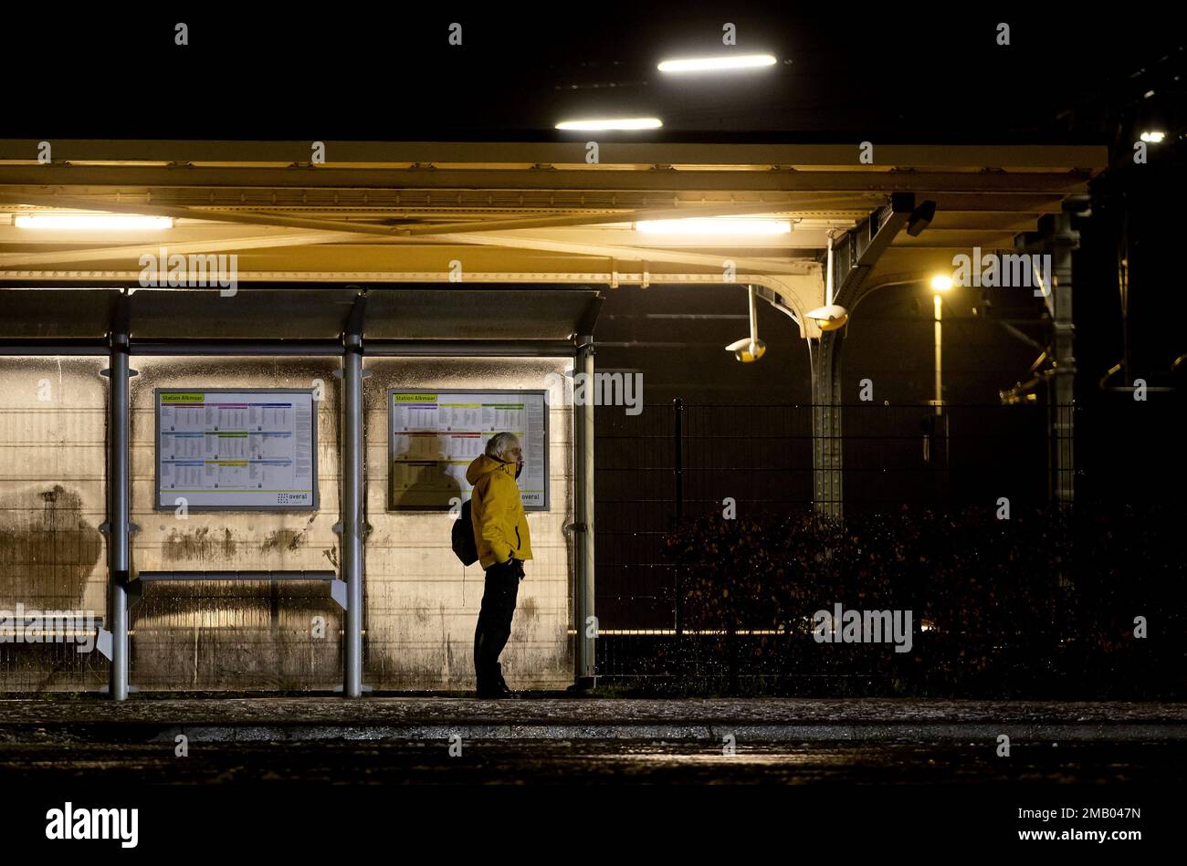 ALKMAAR - Ein Reisender wartet am zweiten Tag des nationalen Streiks im Regionalverkehr auf einen Bus. ANP KOEN VAN WEEL niederlande out - belgien out Credit: ANP/Alamy Live News Stockfoto