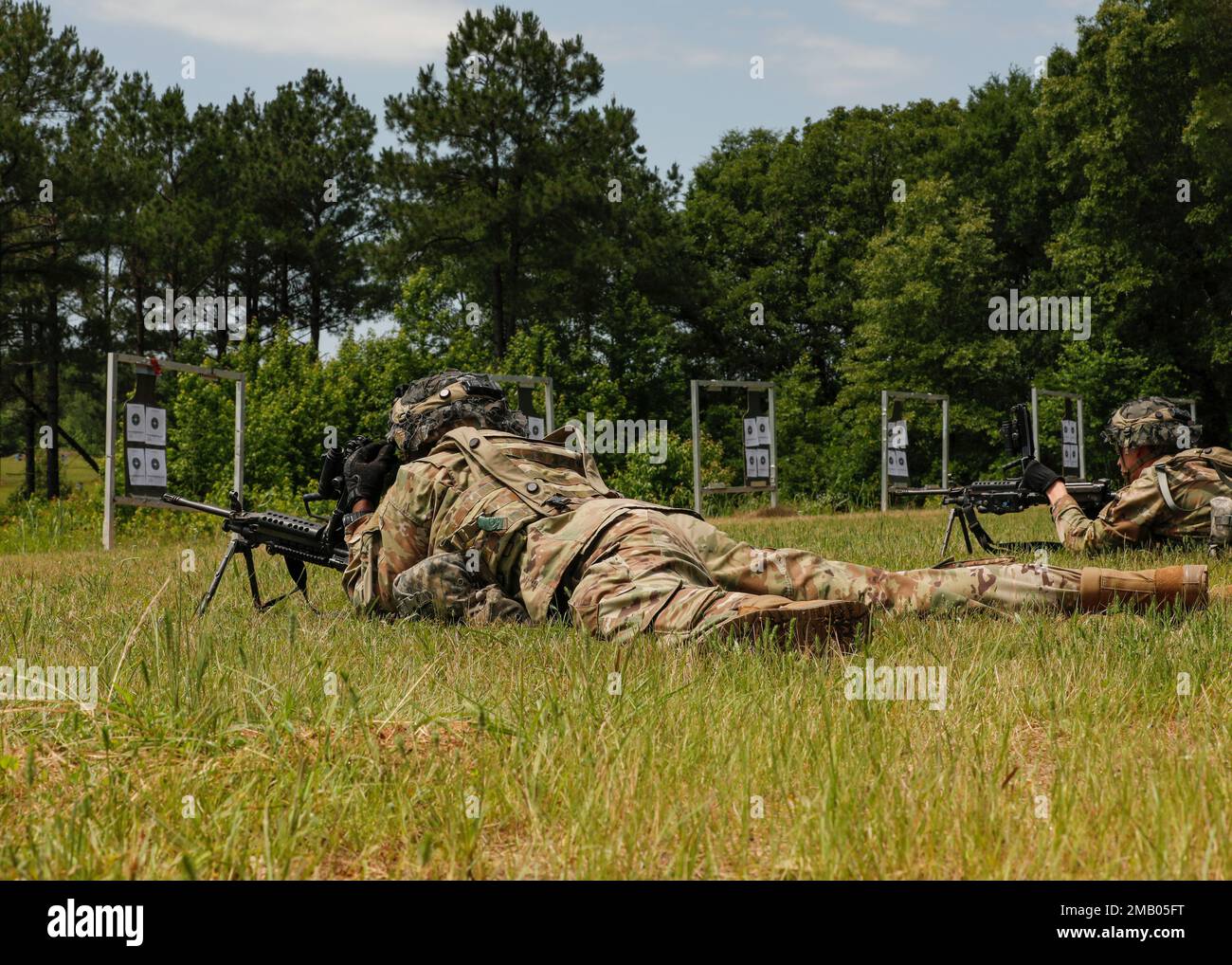 Soldaten der Arkansas National Guard vom 39. Infanterie Brigade Combat Team Zero auf ihrem 249. Squad Automatic Weapon (SAW) 6. Juni 2022 in Fort Chaffee, Ark. Die SÄGE ist eine amerikanische Anpassung des belgischen FN Minimi. Sie wurde 1984 eingeführt, nachdem sie als die effektivsten Waffen einer Reihe von Kandidaten ausgewählt wurde. Stockfoto