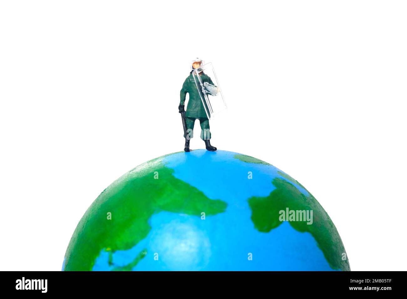 Miniatur-Menschen-Spielzeug-Figuren-Fotografie. Eine militärische Armee gegen Aufstände, die über der Erde steht. Isoliert auf weißem Hintergrund. Bildfoto Stockfoto