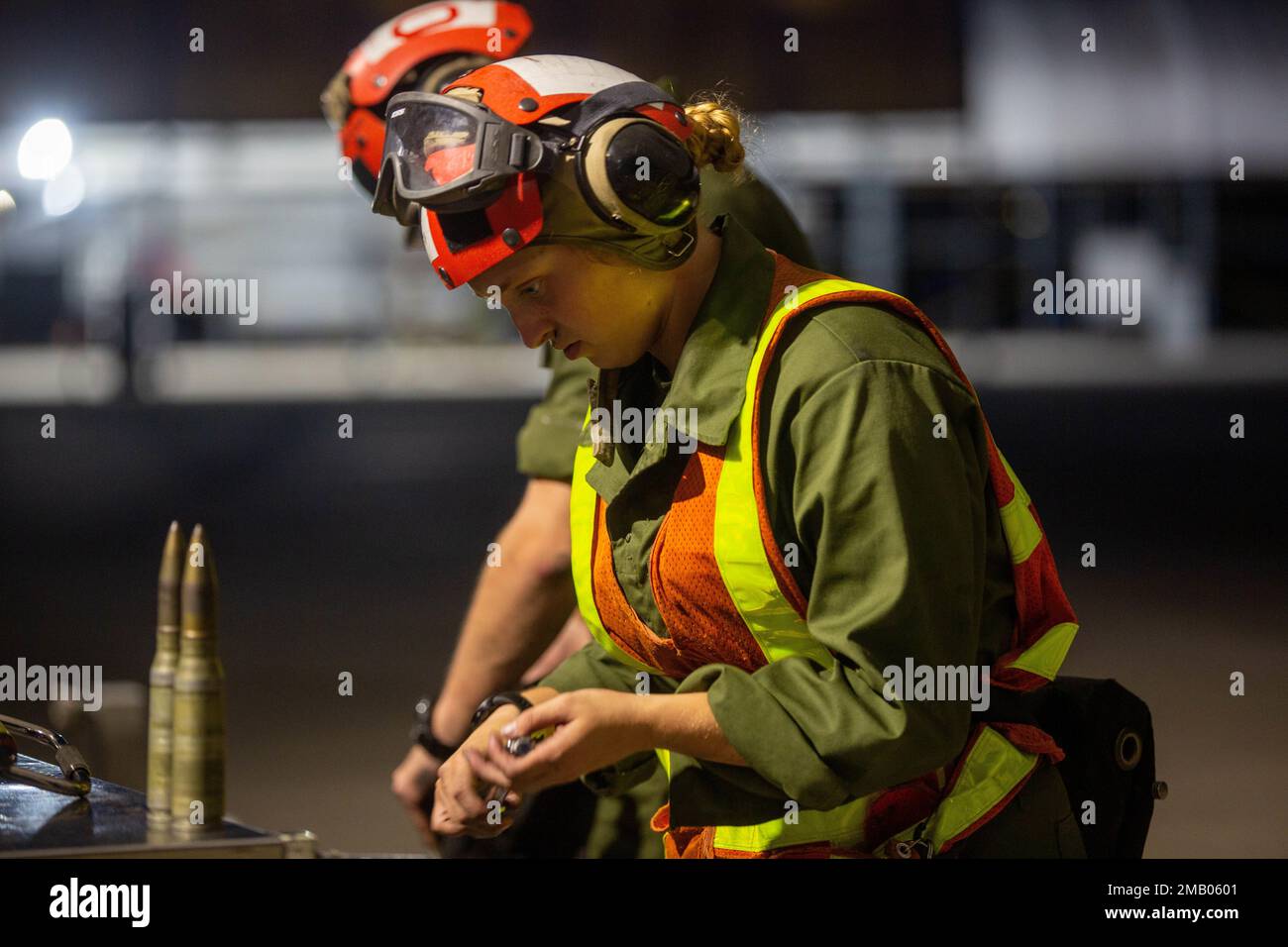 USA Emily Richardson, Kampftechnikerin beim Marine Fighter Attack Training Squadron (VMFAT) 501, inspiziert Werkzeuge auf Wartungsfreundlichkeit in der Marine Corps Air Station Beaufort, South Carolina, 8. Juni 2022. VMFAT-501 schult Piloten, um kompetent und kampfbereit zu sein, um in ihren zukünftigen Flotteneinheiten zu dienen und den Luftverkehr weltweit durchzuführen. VMFAT-501 ist eine untergeordnete Einheit des 2. Marine Aircraft Wing (MAW), des Kampfelements der II Marine Expeditionary Force. (USA (Alias: A) Sgt. Servante R. Coba) Stockfoto